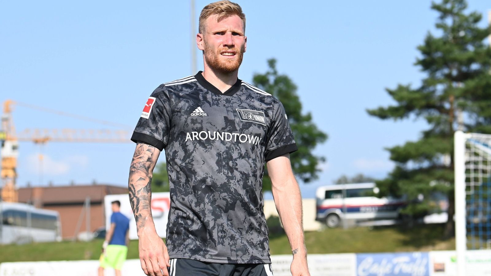 
                <strong>1. FC Union Berlin</strong><br>
                Zugänge: Andreas Voglsammer (Arminia Bielefeld), Kevin Behrens (SV Sandhausen), Rani Khedira (FC Augsburg), Levin Öztunali (1. FSV Mainz 05), Tymoteusz Puchacz (Lech Posen), Pawel Wszolek (Legia Warschau), Genki Haraguchi (Hannover 96), Paul Jaeckel (SpVgg Greuther Fürth), Rick van Drongelen (Hamburger SV), Frederik Rönnow (Eintracht Frankfurt), Keita Endo (Yokohama F. Marinos), Taiwo Awoniyi (FC Liverpool, nach Leihe), Timo Baumgartl (PSV Eindhoven, Leihe), Suleiman Abullahi (Eintracht Braunschweig, Leih-Ende)Abgänge: Christopher Lenz (Eintracht Frankfurt), Marius Bülter (FC Schalke 04), Florian Hübner (1. FC Nürnberg), Akaki Gogia (FC Zürich), Christian Gentner (FC Luzern), Julius Kade (Dynamo Dresden), Nicolai Rapp (Werder Bremen), Nico Schlotterback (SC Freiburg, Leih-Ende), Loris Karius (FC Liverpool, Leih-Ende), Joel Pohjanpalo (Bayer Leverkusen, Leih-Ende), Petar Musa (Slavia Prag, Leih-Ende)Voraussichtliche Aufstellung am 1. Spieltag: Luthe - Friedrich, Knoche, Baumgartl - Trimmel, Khedira, Andrich, Gießelmann - Kruse - Awoniyi, Voglsammer
              