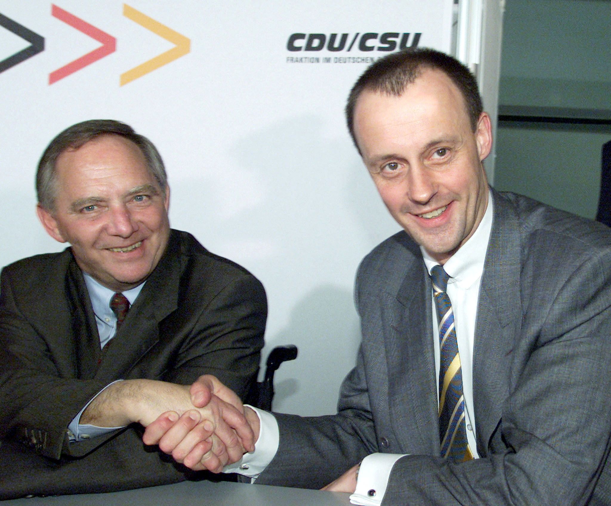 29. Februar 2000: Wolfgang Schäuble gratuliert Friedrich Merz (rechts), der von ihm den Posten als Unionsfraktionsvorsitzender übernimmt.