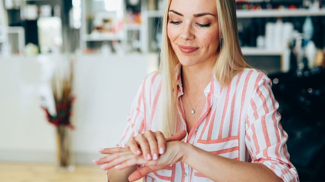 Handcreme – alle lieben und benutzen wir sie! Habt ihr schon mal darüber nachgedacht, euch eine eigene Handcreme zu zaubern, und zwar nur mit natürlichen Zutaten? Wir haben die besten DIY-Rezepte für die eco Handcreme!