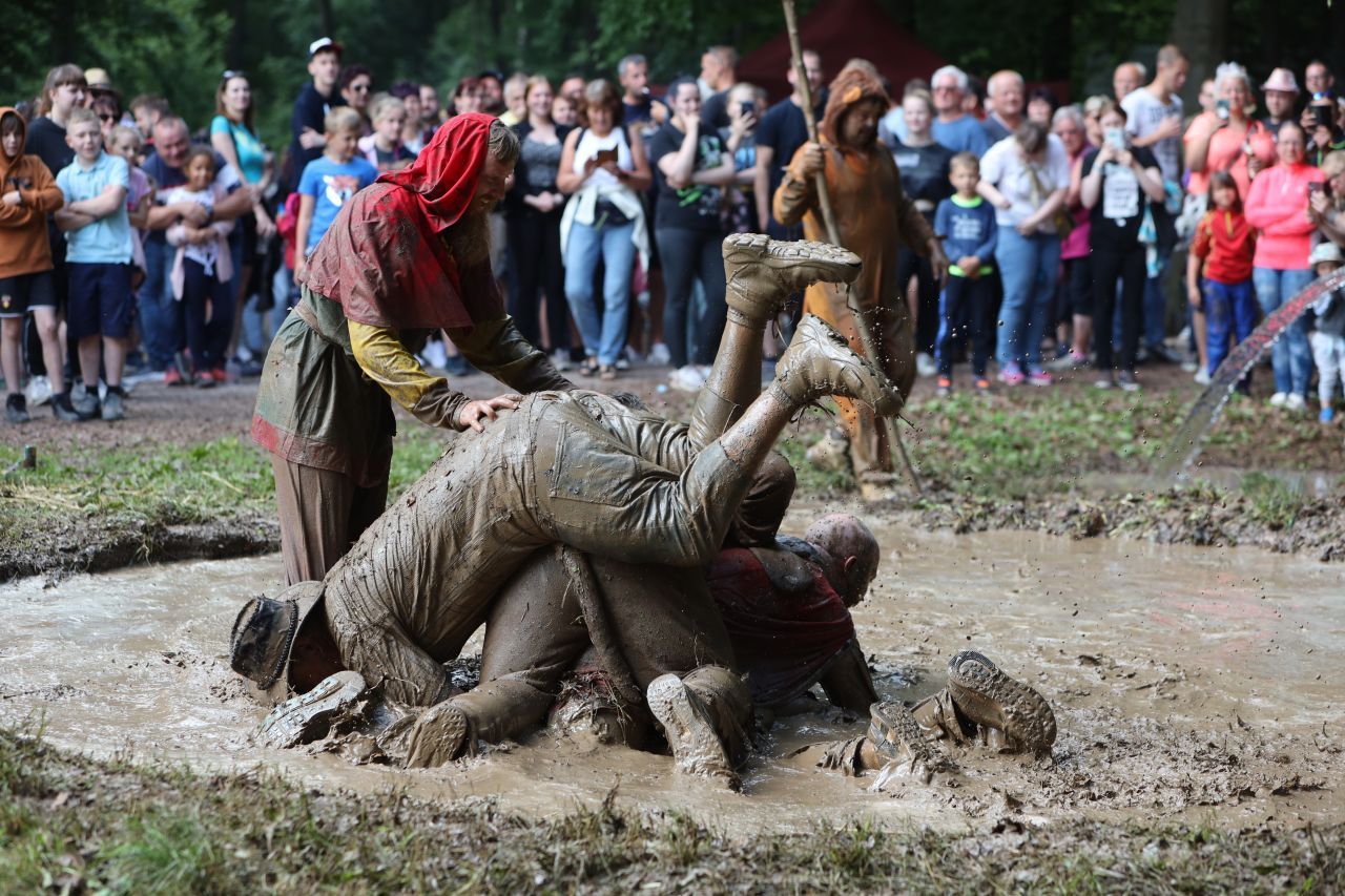 Keinen kirchlichen Ursprung, aber lange Tradition hat das "Dreckschweinfest" in Herigsdorf, Sachsen-Anhalt. Um den Winter zu vertreiben, schmeißen sich die Dorf-Bewohner:innen waghalsig in den Matsch. Das Spektakel zieht jedes Jahr eine Menge Schaulustige an.