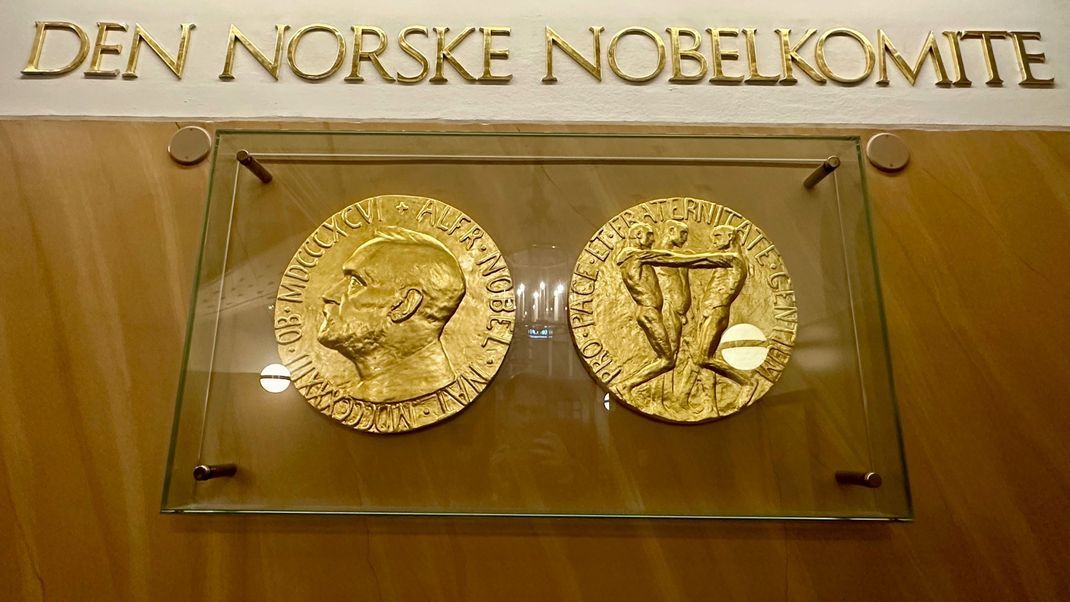 Die Vorder- und Rückseite der Medaille für den Friedensnobelpreis sind im norwegischen Nobelinstitut in Oslo ausgestellt.