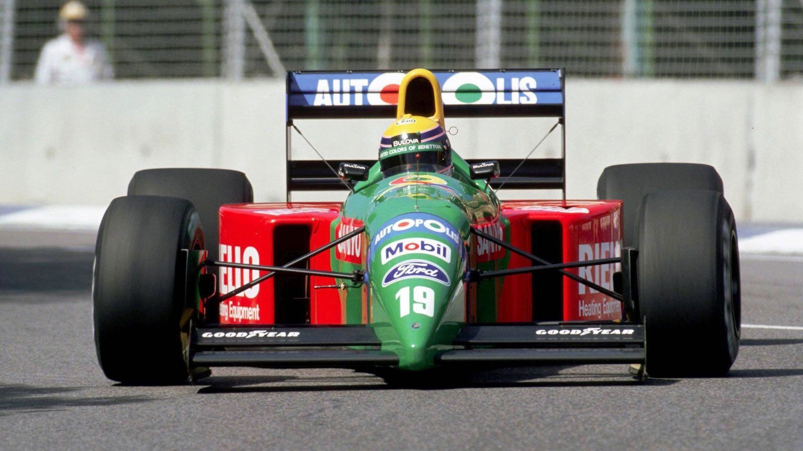 
                <strong>Roberto Moreno (Benetton) - 1990</strong><br>
                Das Benetton-Team verpflichtet den Brasilianer für die letzten zwei Saisonrennen, nachdem sich der etatmäßige Fahrer Alessandro Nannini bei einem verheerenden Helikopterabsturz verletzt, der schlussendlich auch Nanninis Formel 1-Karriere beendet. Direkt in seinem ersten Rennen gelingt Moreno der Sprung auf das Podest, er beendet den Großen Preis von Japan hinter seinem Teamkollegen Nelson Piquet auf Rang zwei. Im darauffolgenden Rennen wird Moreno Siebter und erhält für die folgende Saison einen Vertrag als Stammfahrer beim italienischen Rennstall. Im weiteren Saisonverlauf verliert der Brasilianer sein Cockpit schließlich an Michael Schumacher.
              