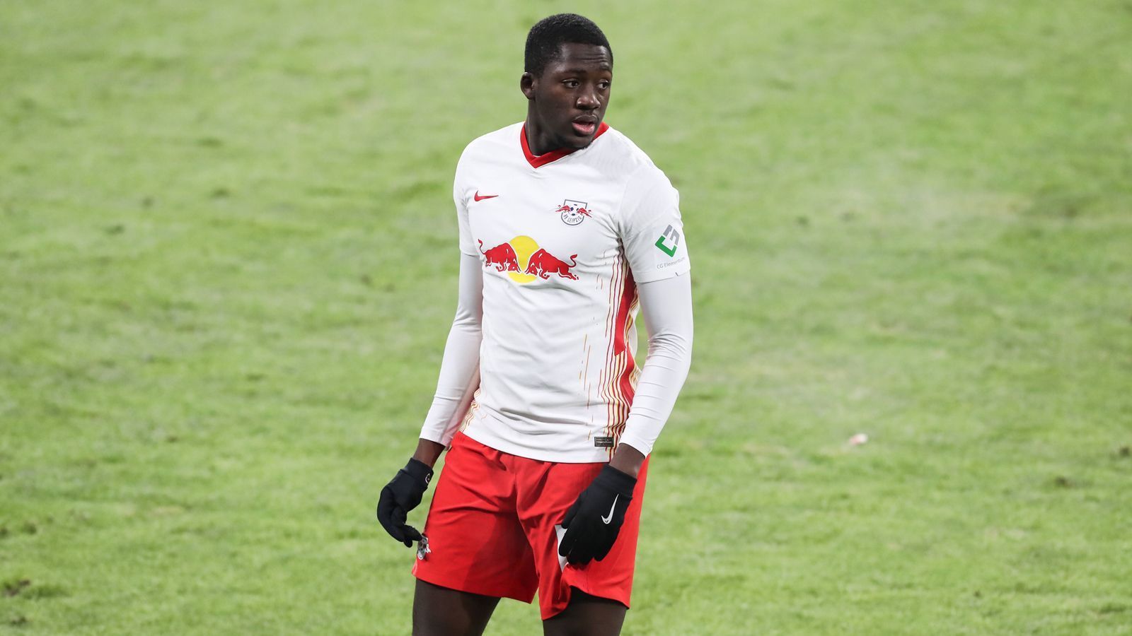 
                <strong>Ibrahima Konate (Frankreich)</strong><br>
                Die Franzosen gehen als absoluter Top-Favorit in das Turnier. In der Abwehr hat Ibrahima Konate von RB Leipzig allerdings große Konkurrenz. Auch Jules Kounde (FC Sevilla), Wesley Fofana (Leicester City) oder Benoit Badiashile (AS Monaco) gehören der Mannschaft an. Konate verpasste zudem einen Großteil der EM-Quali aufgrund einer Sprunggelenkverletzung.
              