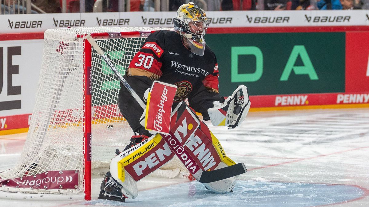 04.05.2025, Eishockey: Laenderspiel, Saison 2024 2025, Testspiel, Deutschland - USA im PSD Bank Dome in Duesseldorf. Philipp Grubauer (Deutscher Eishockey Bund, 30) hat den Puk sicher gefangen. Fot...