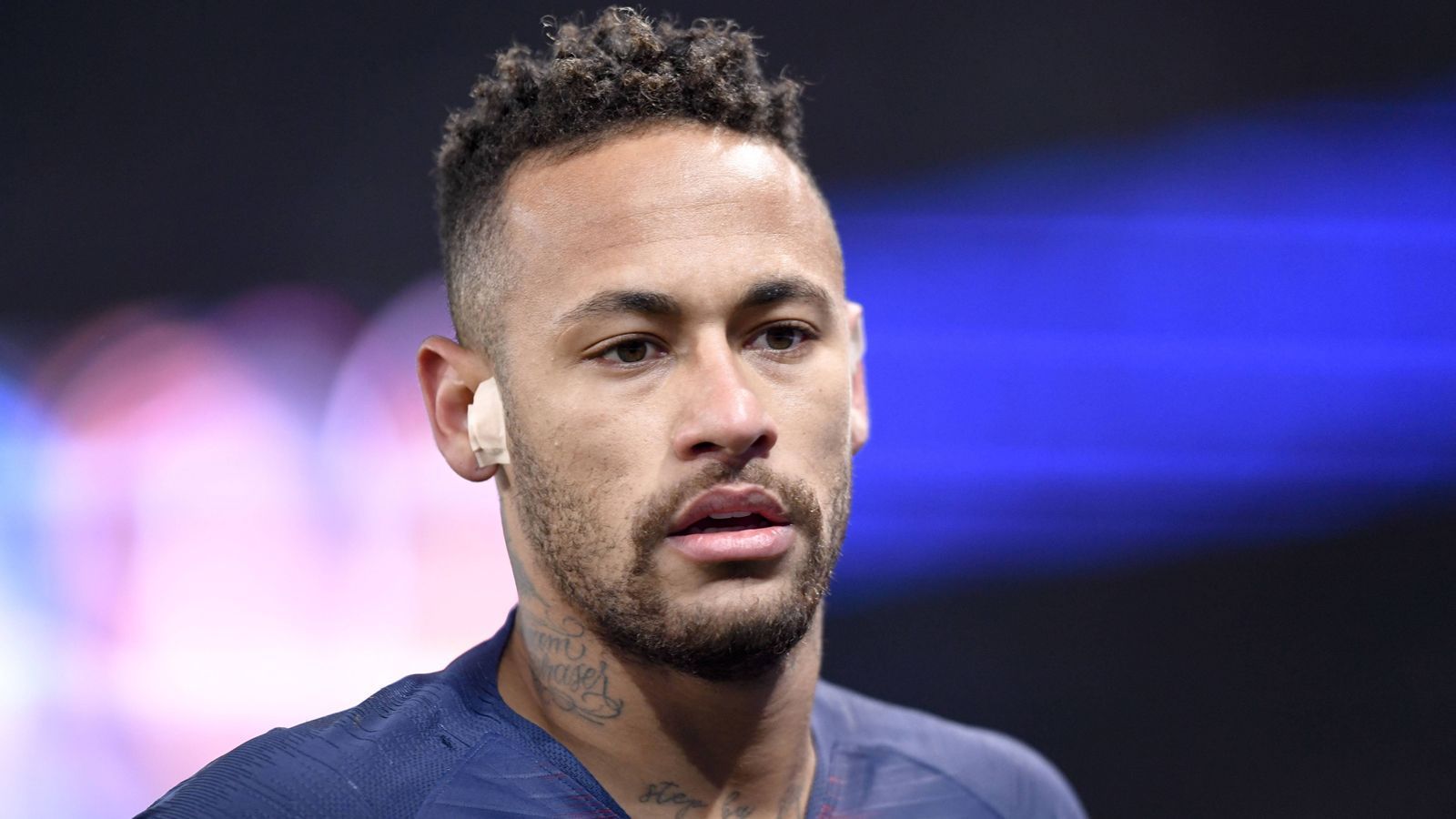 
                <strong>1. Platz: Neymar</strong><br>
                Brutto-Monatsgehalt: 3.060.000 Euro
              