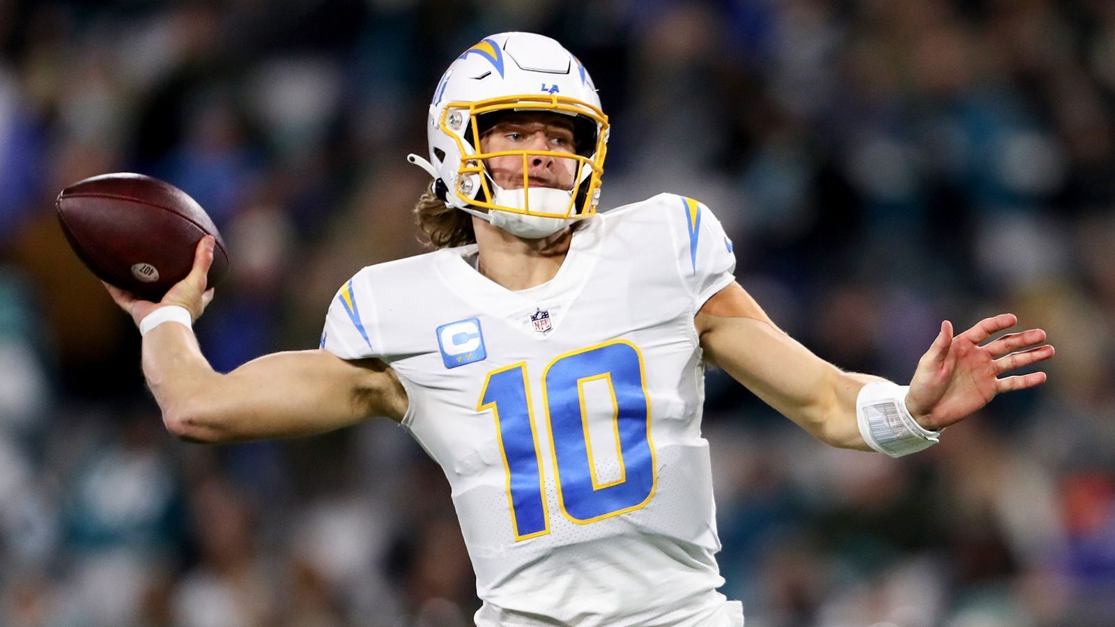 <strong>Los Angeles Chargers</strong><br>
                Auch die Los Angeles Chargers traten zur Saison 1960 erstmals als Team in der AFL in Erscheinung. Gegründet wurde die Franchise von Barron Hilton, dessen Vater die Hilton-Hotel-Kette inne hatte. Ein Jahr später zog das Team nach San Diego, ehe es 2017 nach Los Angeles zurückkehrte.