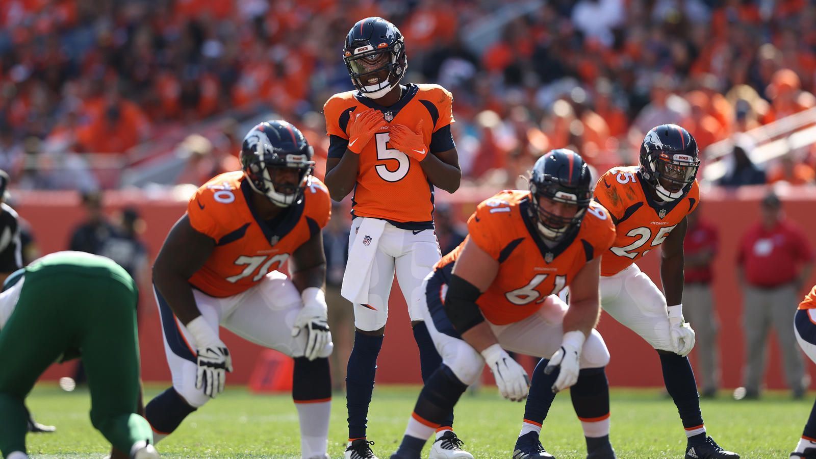 
                <strong>Denver Broncos</strong><br>
                Das große Thema der Offseason war, welcher Quarterback in Denver starten würde. Head Coach Vic Fangio hat sich mit Teddy Bridgewater ganz offensichtlich für den richtigen Mann entschieden. Der ehemalige Panthers-Quarterback besticht mit seinem fehlerfreiem Spiel, hat noch immer keinen Turnover auf dem Konto. Dass die Broncos darüber hinaus mit Noah Fant, Melvin Gordon und Courtland Sutton mehrere Playmaker im Kader haben, die mit ihrer individuellen Klasse immer für Big Plays gut sein können, ist keine Überraschung. Die ersten Wochen machen aber deutlich, dass Denver mit gutem Quarterback-Play auch gegen stärkere Gegner gefährlich werden kann.
              