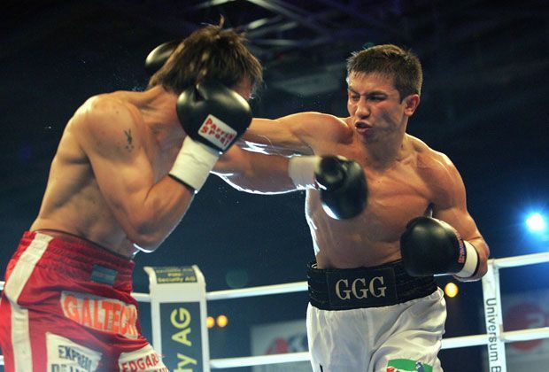 
                <strong>Das ist Gennady Golovkin</strong><br>
                Wenig später zieht es Vadim und Sergey in die Armee. 1990 fällt Vadim, 1994 stirbt auch Sergey. Eine Erklärung der Todesfälle bekommt die Familie nicht. "Es war sehr sehr, hart", erzählt Golovkin der "Sports Illustrated": "Es hat uns total zerrissen."
              