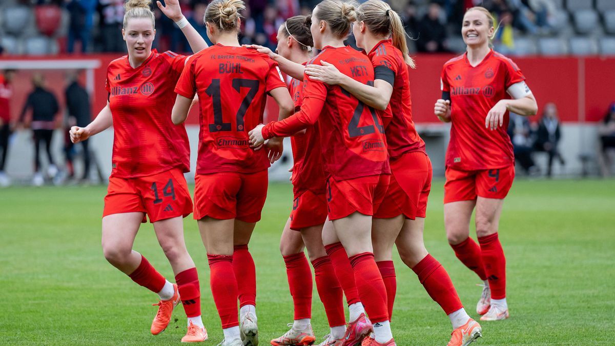 Die Muenchnerinnen bejubeln mit Klara Buehl (FC Bayern Muenchen Frauen, 17) deren Tor zum 1:0. FC Bayern Muenchen Frauen gegen Bayer 04 Leverkusen, Fussball, Google Pixel Frauen-Bundesliga, 18. Spi...