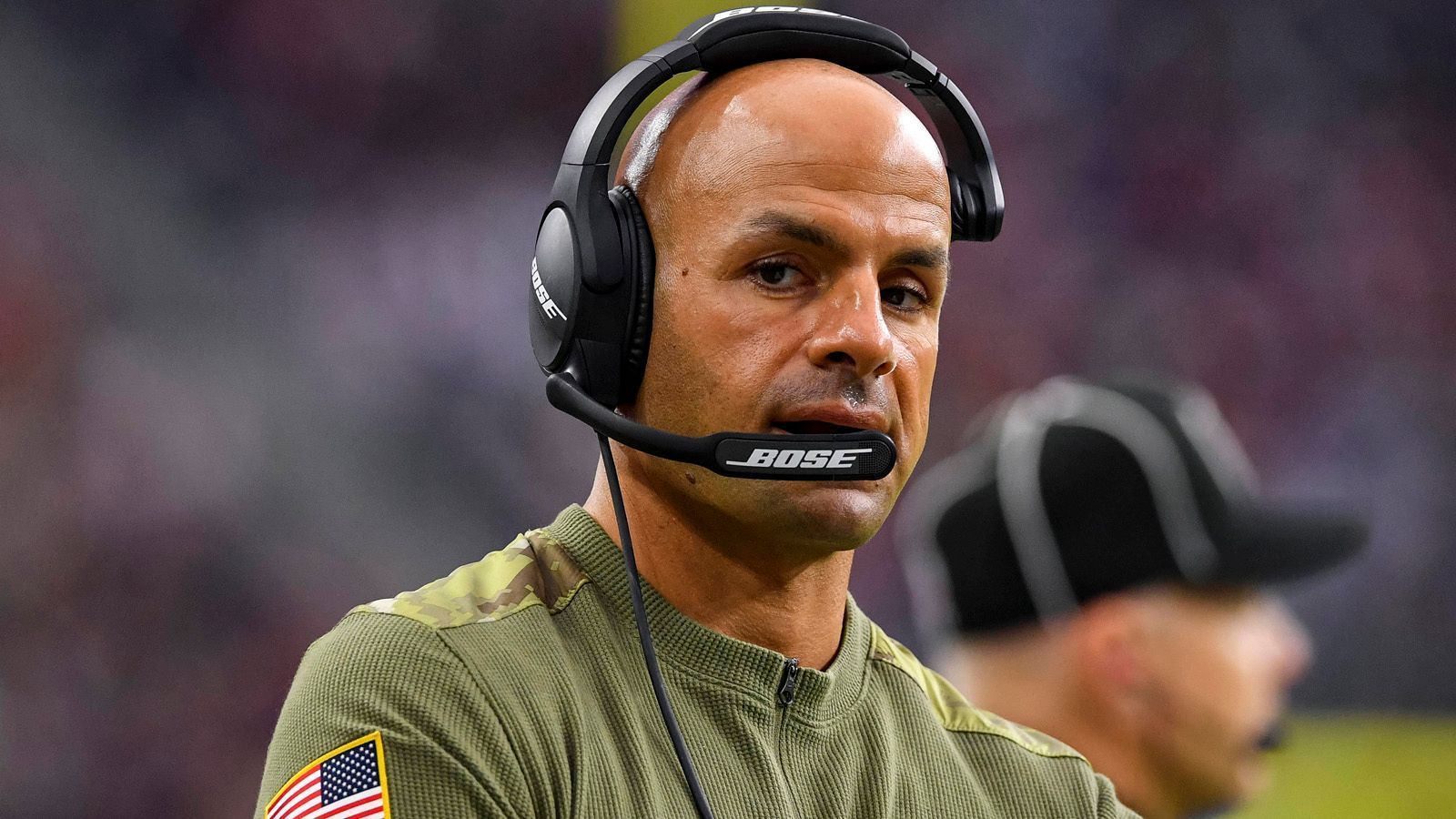 <strong>New York Jets</strong><br>
                • Head Coach: Robert Saleh (im Bild)&nbsp;<br>• Offensive Coordinator: Nathaniel Hackett<br>• Defensive Coordinator: Jeff Ulbrich<br>• Special Teams Coordinator: Brant Boyer&nbsp;<br>• General Manager:&nbsp;Joe Douglas