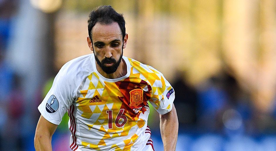 
                <strong>Juanfran</strong><br>
                Juanfran: In der ersten Halbzeit war aufgrund der linkslastigen Spielweise Spaniens wenig von Atleticos Rechtsverteidigers zu sehen. Defensiv agierte er zwar gewohnt solide, nach vorne hin allerdings wirkungslos. Erst nach der Pause übernahm der Routinier mehr Initiative, ohne dabei allerdings entscheidende Aktionen zu setzen. ran-Note: 4
              