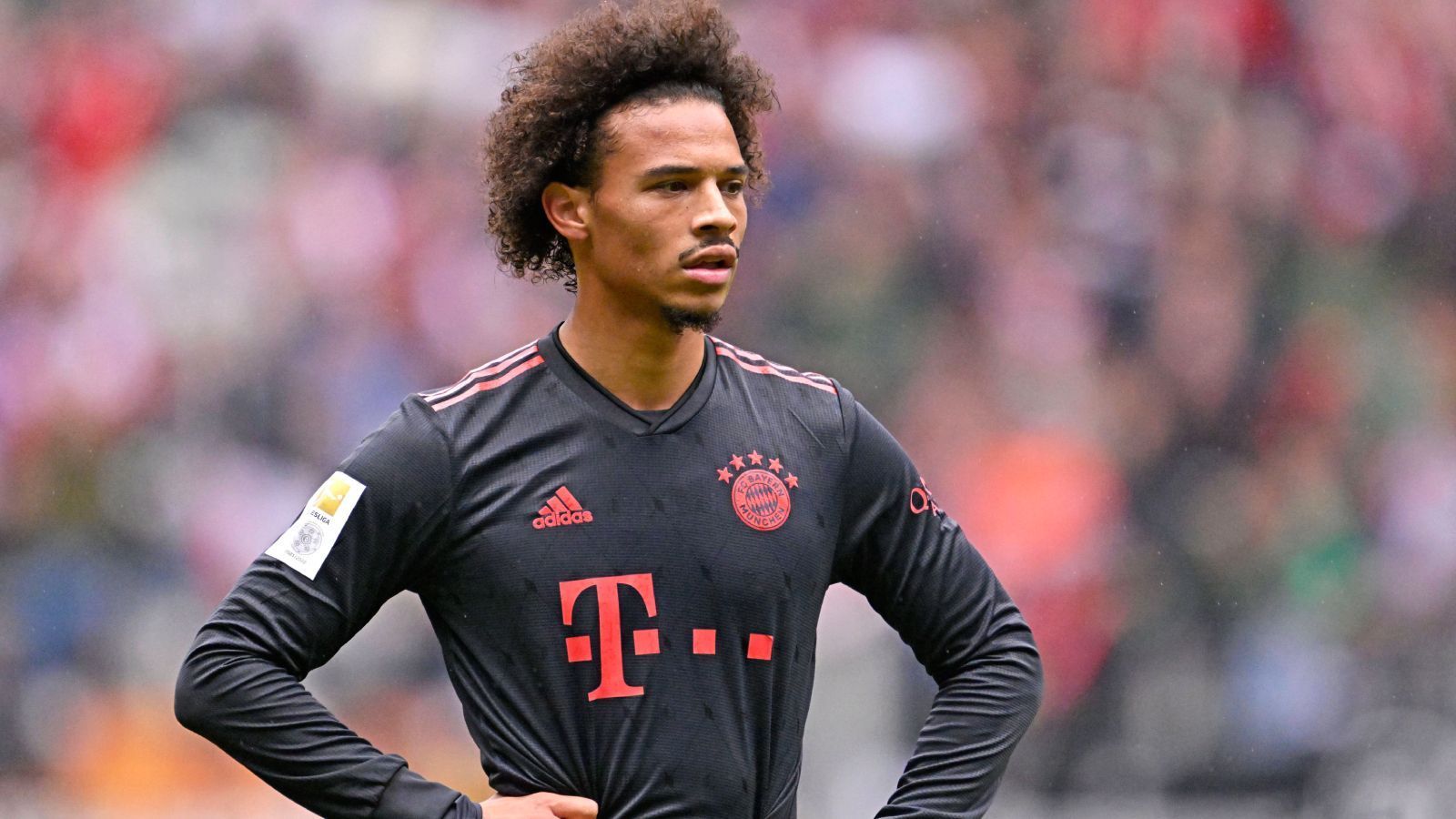 
                <strong>Angriff: Leroy Sane</strong><br>
                Es gibt eigentlich keinen Spieler beim FC Bayern, der so in seinen Leistungen schwankt wie Leroy Sane. In der Champions League sorgte er mit Zaubertoren gegen europäische Schwergewichte wie Inter Mailand und den FC Barcelona für hart umkämpfte Siege der Münchner, in der Bundesliga taucht er während der Sieglos-Serie immer mehr ab. Auch die Reise zur Nationalelf hat ihm nicht gerade gut getan, trotz zweier Startelfeinsätze blieb er blass. Gut möglich, dass er Mathys Tel oder Serge Gnabry weichen muss.
              