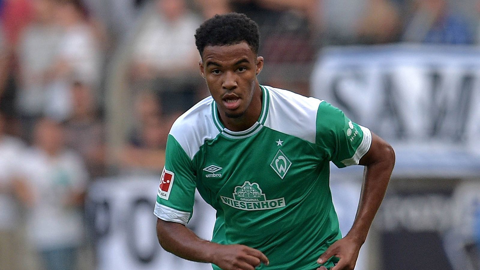 
                <strong>Jean-Manuel Mbom (Werder Bremen)</strong><br>
                Nachwuchsarbeit statt teure Transfers – so lautet das Motto des SV Werder Bremen. Beispiele wie die Eggestein-Brüder zeigen, dass das funktionieren kann. Der 18-jährige Mittelfeldspieler Jean-Manuel Mbom gilt als das nächste große Talent aus dem eigenen Nachwuchs. Er war Kapitän in der U 17 sowie U 19 von Werder und absolvierte mehrere Länderspiele für die deutschen U-Nationalmannschaften. Er gilt als talentierter Spielgestalter mit einer starken Spielübersicht. Sein Bundesliga-Debüt dürfte nur eine Frage der Zeit sein.    
              