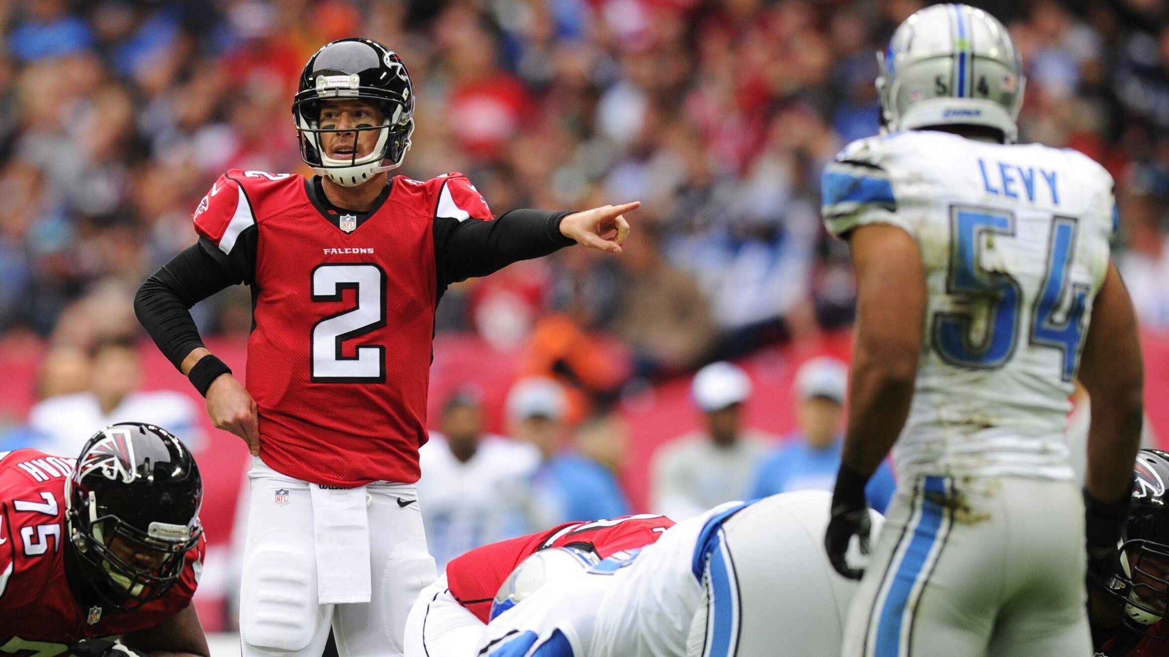 
                <strong>International Game: Atlanta Falcons verspielen 21:0-Führung gegen Detroit Lions</strong><br>
                Aber die Falcons und "Seuchenvogel" Ryan konnten in der Vergangenheit auch abseits der Playoffs hohe Führungen noch verspielen. Ein besonderer Leckerbissen in dieser Kategorie offenbarte sich den Zuschauern beim International Game am 26. Oktober 2014 in London. Jeder kennt die Super-Bowl-Niederlage und einige Fans erinnern sich an die verpatzte Führung im NFC-Titelspiel, aber diese wird manchmal vergessen. In Woche 8 spielten die Falcons gegen die Detroit Lions und sahen in der ersten Halbzeit bereits nahezu unschlagbar aus
              