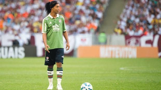 
                <strong>Ronaldinho</strong><br>
                Ronaldinho: Der brasilianische Zauberfuß ist in Moment vereinslos. Fraglich ist, warum Ronaldinho noch nicht mit einem Klub aus der MLS in Verbindung gebracht worden ist. Auch er würde dem Spiel in Amerika nochmal einen besonderen Touch verleihen.
              