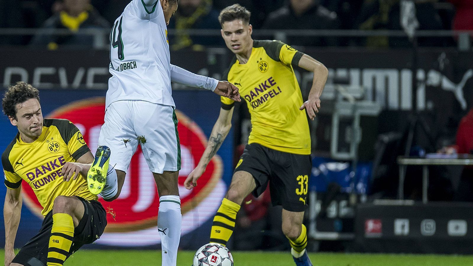 
                <strong>Julian Weigl (Borussia Dortmund)</strong><br>
                Weigl darf mal wieder von Anfang an mitmischen. Der Not-Innenverteidiger erledigt seinen Job auf der ungewohnten Position gut. Hat mit den Gladbachern keinerlei Probleme und lässt kaum etwas zu. ran-Note: 2
              
