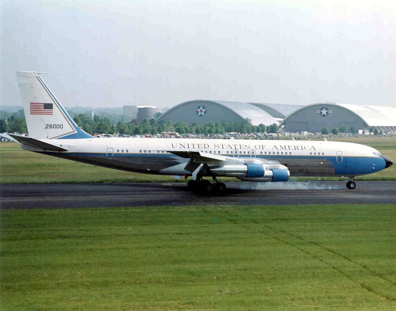 1962 wurde die erste modifizierte Boeing 707-320B des Typs VC-137C speziell für die Bedürfnisse des Präsidenten John F. Kennedy umgebaut. Unter anderem wurde sie blau lackiert. Mit Kennedys Maschine bürgerte sich dann auch der Name Air Force One ein.