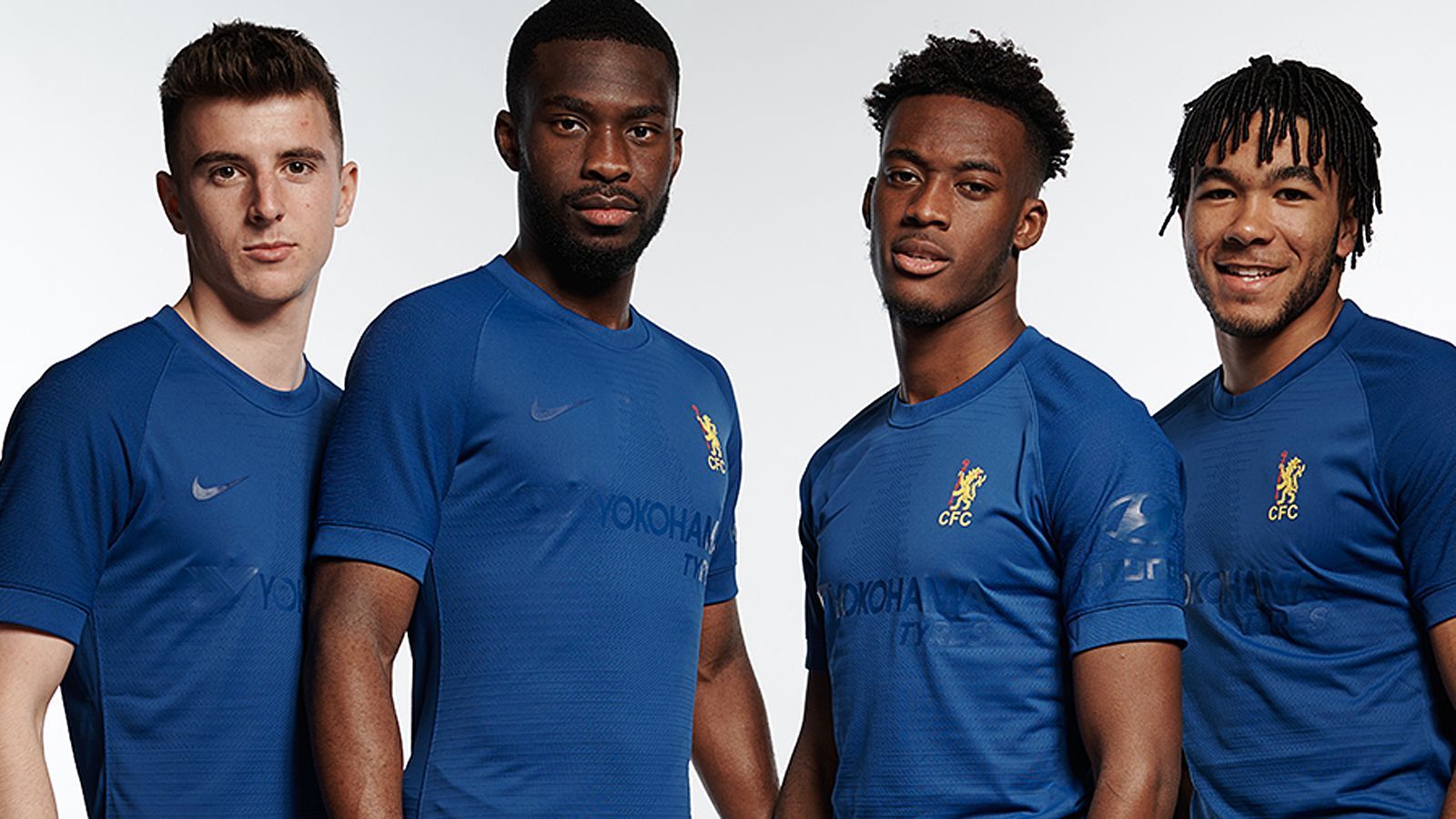 
                <strong>FC Chelsea</strong><br>
                Der FC Chelsea hat kurz vor Weihnachten 2019 ein viertes Trikot für die Saison 2019/20 präsentiert. Die Inspiration für diese neue Arbeitskleidung der "Blues" kommt aus der schon relativ fernen Vergangenheit. Dieses neu präsentierte Trikot soll nämlich an 1970 erinnern, als Chelsea mit einem sehr ähnlichen Outfit den FA-Cup gewinnen konnte. "Fans allen Alters werden dieses Trikot im schlichten Design lieben", sagte Chelsea-Profi Mason Mount anlässlich der Präsentation des Retro-Trikots.
              