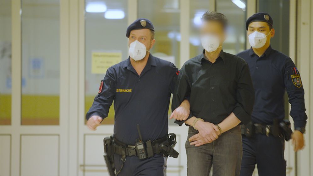 Zuerst geht die Polizei von einem Drogentod aus. Die zweite Leiche fünf Monate danach versteckt er aber unter seinem Bett. Erst als sich Nachbarn über den Gestank beschweren, kommt die Polizei dem 52-jährigen auf die Spur.