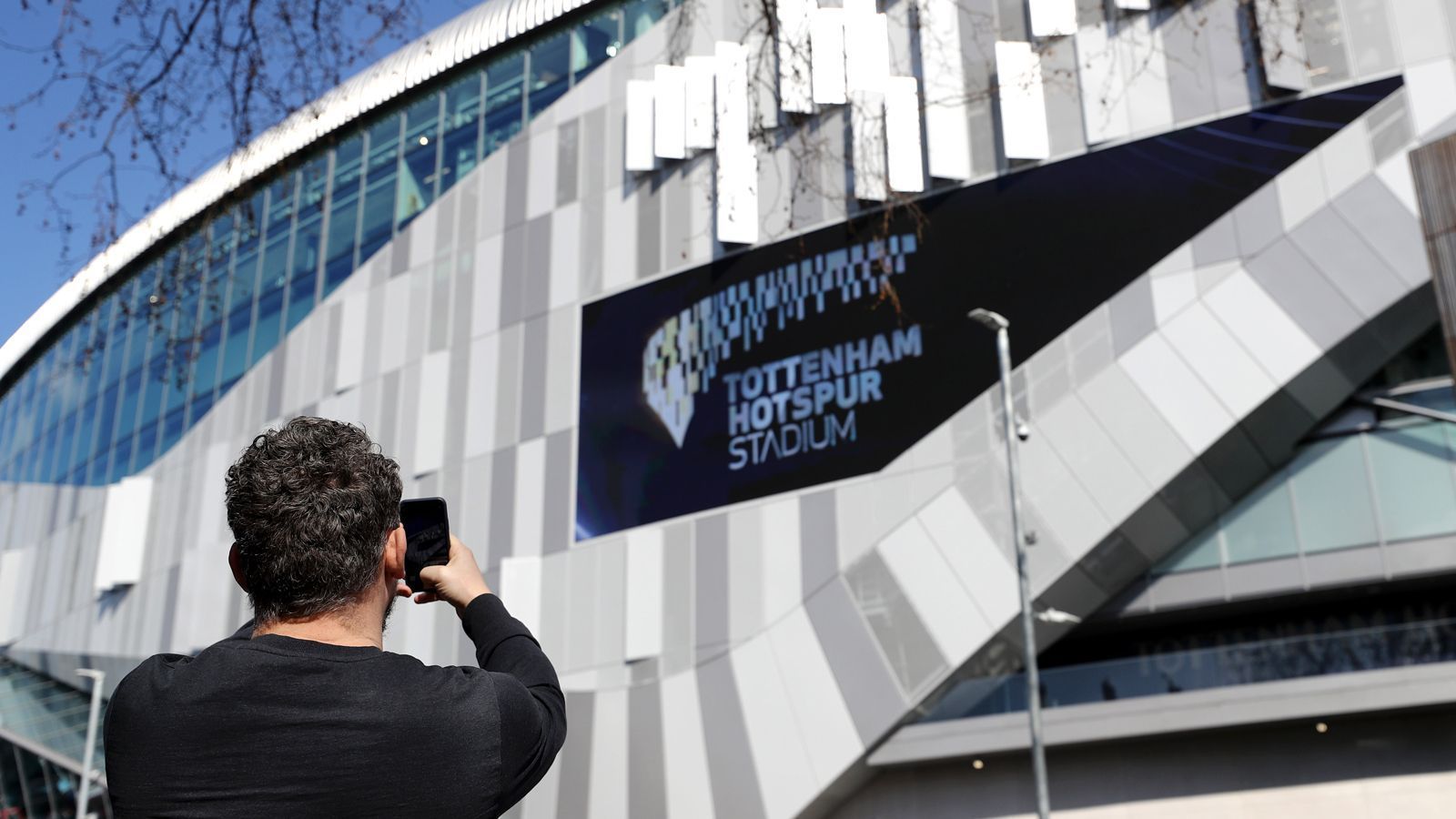 
                <strong>Stadion Tottenham</strong><br>
                Mit mehreren Monaten Verspätung konnte der englische Topklub Tottenham Hotspur nun doch endlich das neue Stadion offiziell eröffnen. Zum Einstand gaben sich zahlreiche Spurs-Ikonen im Legenden-Spiel gegen Inter Mailand die Ehre - darunter zwei deutsche Ex-Größen der Londoner. ran.de zeigt, welche Altstars bei Tottenhams Stadion-Eröffnung dabei waren.
              