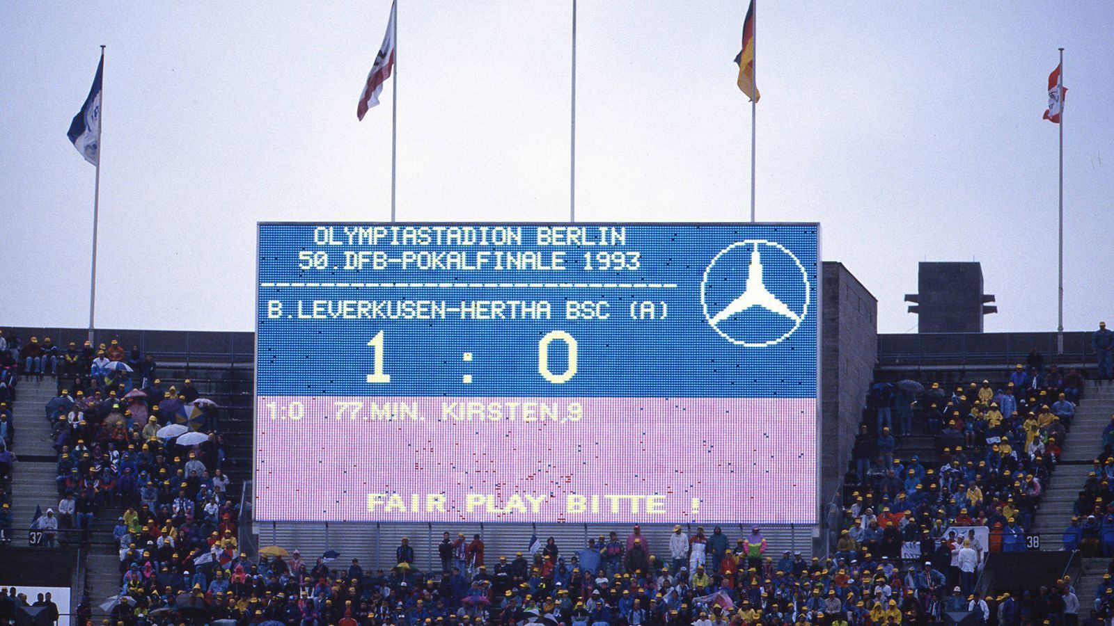 
                <strong>1993: Der letzte Titel</strong><br>
                Im Finale in Berlin trifft Bayer auf die zweite Vertretung von Hertha BSC, die es als erstes Amateurteam ins Pokalfinale geschafft haben. Mit einem knappen 1:0-Sieg ist der Pokalsieg der Leverkusener perfekt. Die Freude ist riesengroß, aber sie wäre wohl noch größer gewesen, wenn die Beteiligten um Ulf Kirsten, Christian Wörns und Co. gewusst hätten, dass es der letzte Titel für viele Jahre sein würde. 
              