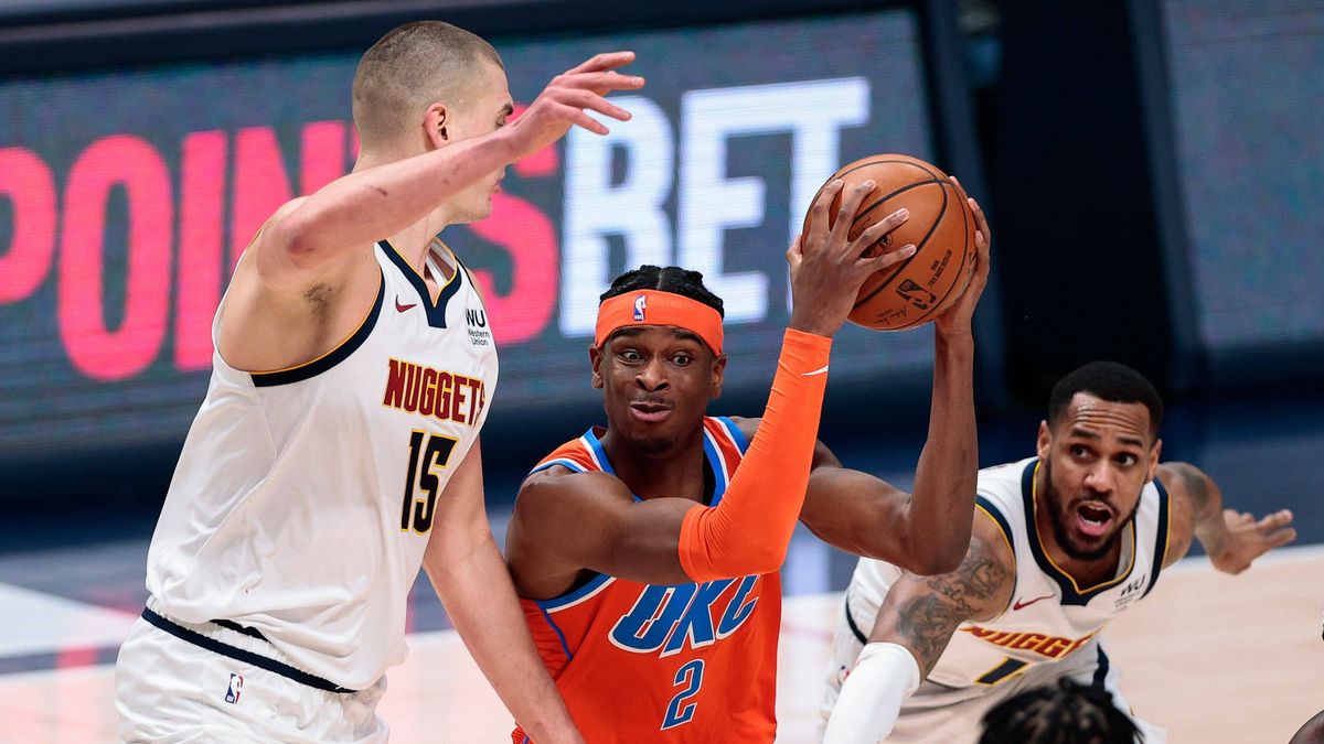 NBA, Basketball Herren, USA Oklahoma City Thunder at Denver Nuggets Jan 19, 2021; Denver, Colorado, USA; Oklahoma City Thunder guard Shai Gilgeous-Alexander (2) controls the ball against Denver Nug...