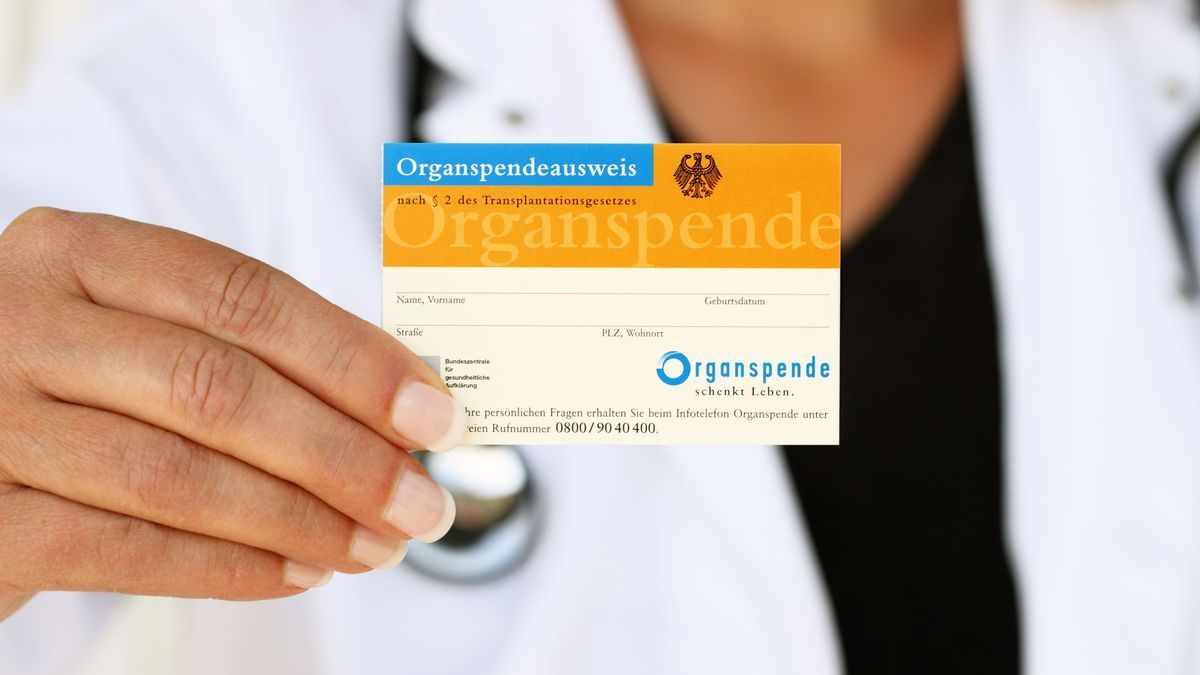 Ärztin zeigt Organspendeausweis