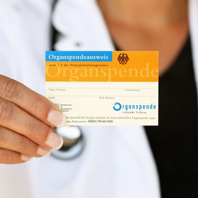 Ärztin zeigt Organspendeausweis