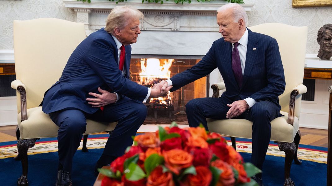 13. November 2024, Washington, D.C., USA: US-Präsident Joe Biden (r.) trifft sich mit dem designierten US-Präsidenten Donald Trump im Oval Office des Weißen Hauses.