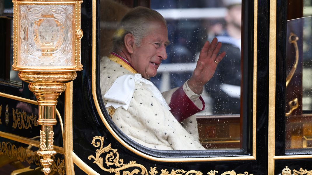 King Charles III auf dem Weg in die Westminster Abbey