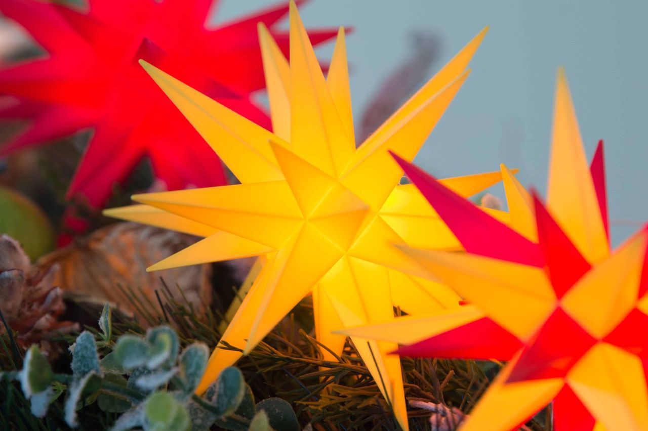 Adventssterne wie hier der Herrnhuter Stern sind Symbole für die Ankunft Christi. Denn er wies den drei Weisen aus dem Morgenland den Weg zur Geburtsstätte Christi in Bethlehem.