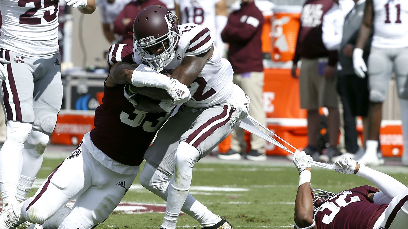 
                <strong>Isaiah Zuber</strong><br>
                Gleiches gilt für Zuber, der auf dem College zunächst drei Jahre für die Kansas State Wildcats auflief und seine finale Saison bei den Mississippi State Bulldogs verbrachte. Insgesamt kam er dabei auf 141 Receptions für 1532 Yards samt 13 Touchdowns. Er zählt damit zur Reihe der Herausforderer für die Plätze an der Seite der Etablierten.
              