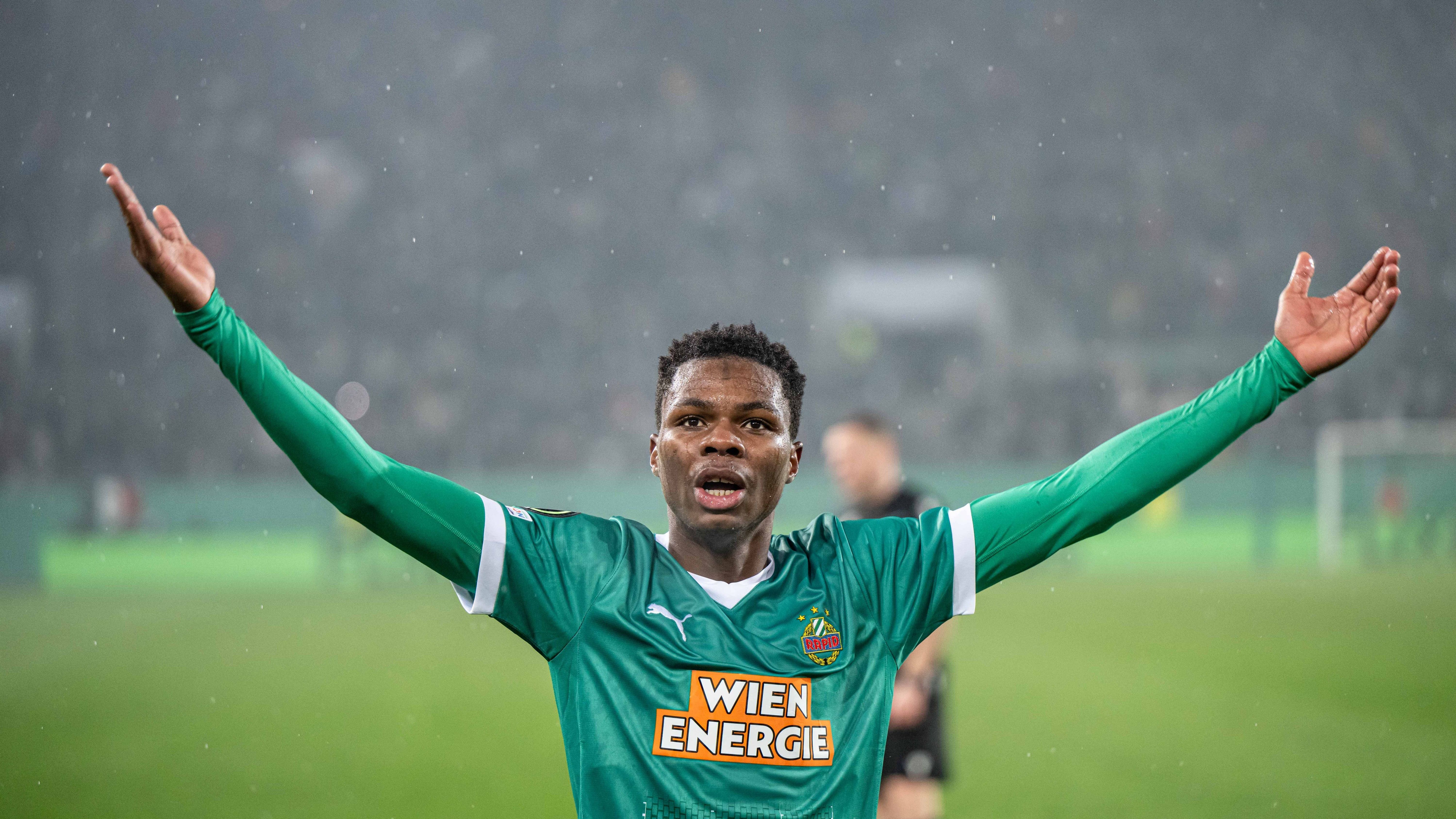 <strong>Mamadou Sangare (Rapid Wien)</strong><br>Die österreichische Zeitung "Kurier Sport" schrieb, dass Rapid bereits Optionen sondiert, um den bis 2028 gebundenen Spieler langfristig zu halten. Sangare war erst im Sommer für 700.000 Euro von Salzburg nach Wien gewechselt, wo er sofort durchstartete und inzwischen 29 Pflichtspiele auf dem Konto hat. Gemunkelt wurde auch über eine Rückkehr nach Salzburg via Klausel.