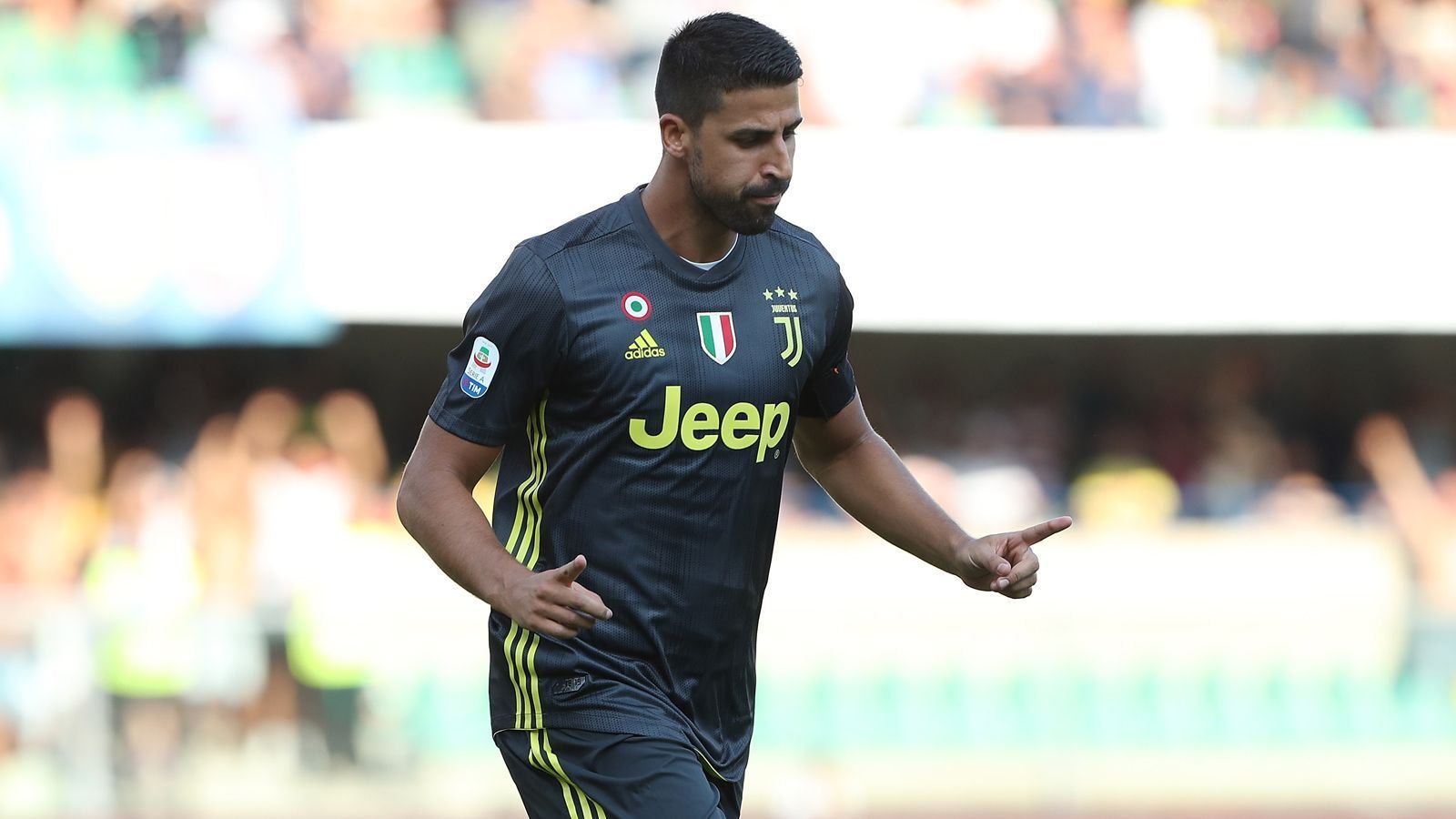 
                <strong>Sami Khedira (Juventus Turin)</strong><br>
                Durchatmen bei Juventus Turin. Bei Mittelfeldspieler Sami Khedira wurden vor kurzem Herzprobleme festgestellt. Am Mittwoch gaben die Turiner ein Update zum Zustand des 31-Jährigen. Khedira wurde bereits operiert und befindet sich mittlerweile auf dem Weg der Besserung. Bei der elektrophysiologischen Behandlung konnten die Herzrhythmusstörungen beseitigt werden. In rund einem Monat soll Khedira wieder zurückkehren können.
              