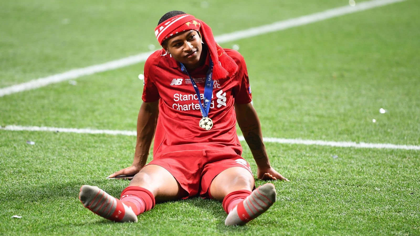 
                <strong>Rhian Brewster (19/Sturm)</strong><br>
                Rhian Brewster trainierte bereits in der vergangenen Saison regelmäßig mit der ersten Mannschaft. Im Halbfinale und Finale der Champions League schaffte er es sogar in den Kader und erlebte den großen Triumph in der Königsklasse aus nächster Nähe mit. In dieser Saison soll sein Debüt folgen. 2017 wurde er U17-Weltmeister mit den Young Lions. Vor der Saison 2018/19 hatte Borussia Mönchengladbach vergeblich versucht, den Angreifer zu verpflichten.
              