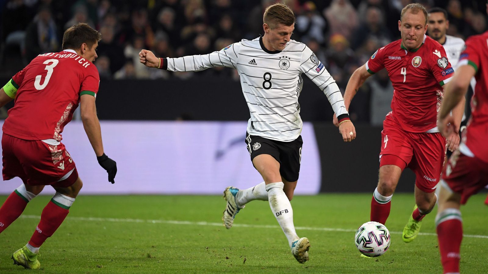 
                <strong>Die letzten Länderspieltore gegen Weißrussland</strong><br>
                Routinier Kroos sollte im geplanten Umbau bzw. Neuaufbau des DFB-Teams nach 2018 eine zentrale Rolle spielen. In der EM-Qualifikation für die Endrunde 2021 erzielte der Real-Star dann bereits seine letzten Treffer im Trikot mit dem Bundesadler. Beim 4:0-Erfolg über Weißrussland schlug Kroos im November 2019 gleich doppelt zu.
              