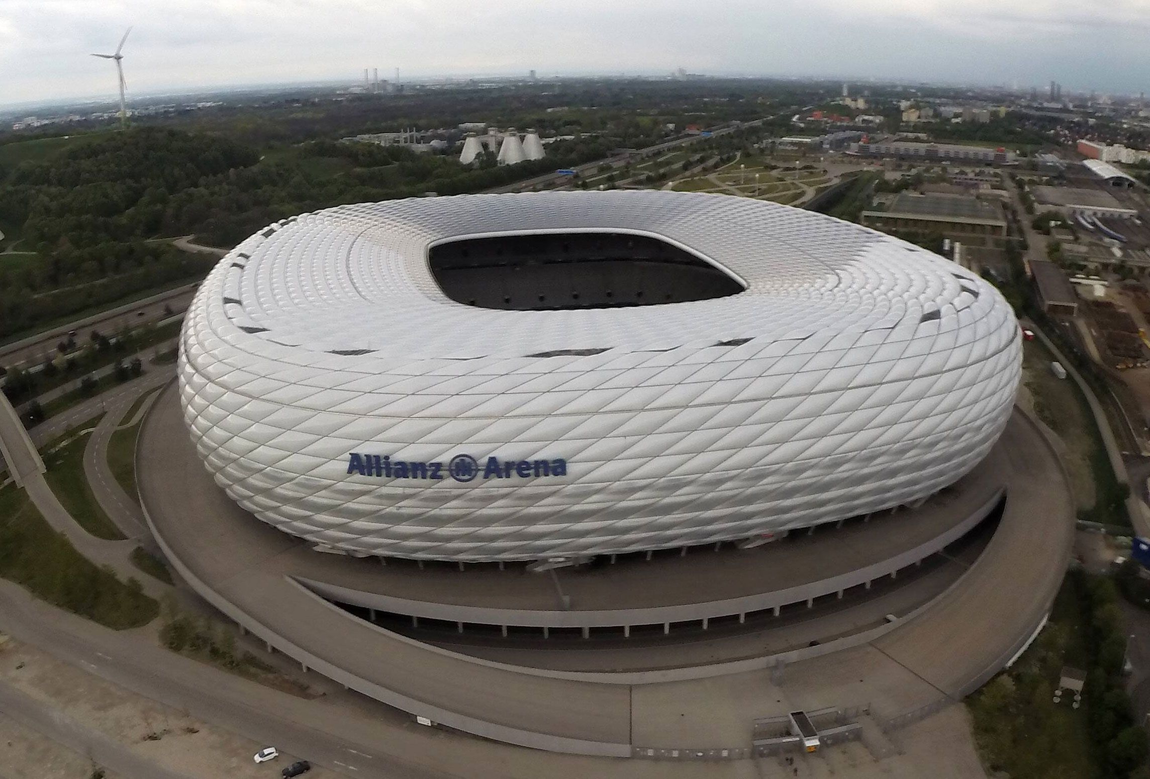 
                <strong>Die Zahlen und Fakten rund ums Stadion</strong><br>
                2760 rautenförmige Folienkissen aus Ethylen-Tetrafluoethylen bilden die Außenhülle des Stadions. 1056 werden davon nachts beleuchtet. Entweder in Rot (Bayern) oder Blau (1860) oder Weiß (DFB). Des Weiteren hat die Arena das größte Parkhaus Europas mit 9800 Parkplätzen.
              