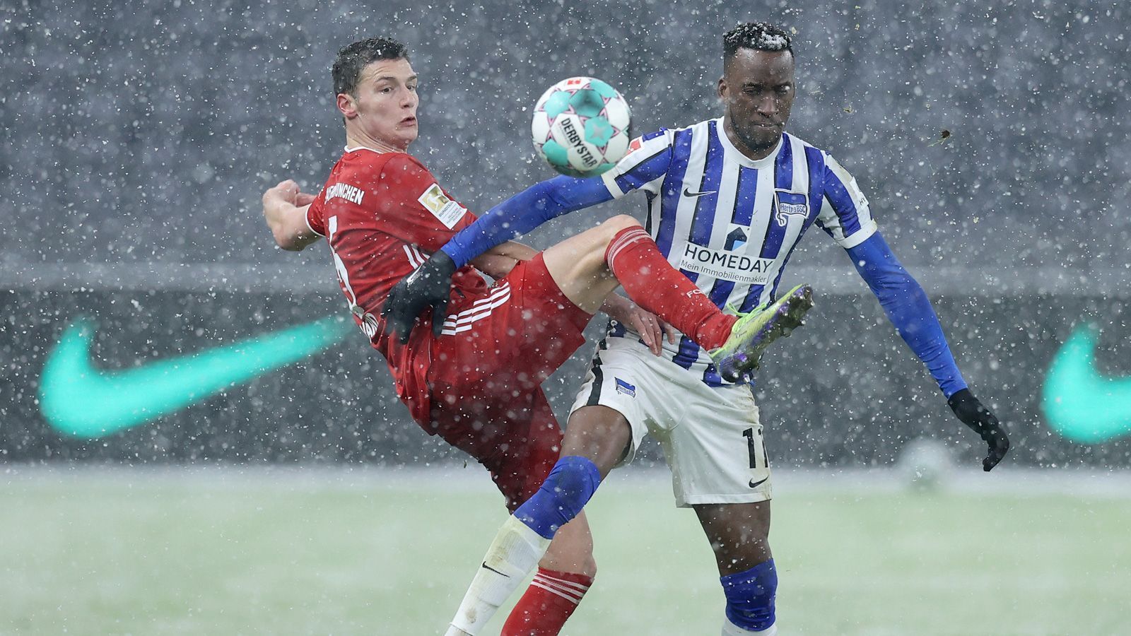 
                <strong>Benjamin Pavard</strong><br>
                Defensiv bis zur Einwechslung des schnellen Hertha-Stürmers Radonjic ohne größere Probleme. Dann bekommt er es mit dem Tempo des Serben zu tun. Der bricht das ein oder andere Mal über seine Seite durch, allerdings nur in den ersten Minuten. Unternimmt offensiv nicht viele Ausflüge. ran-Note: 3
              