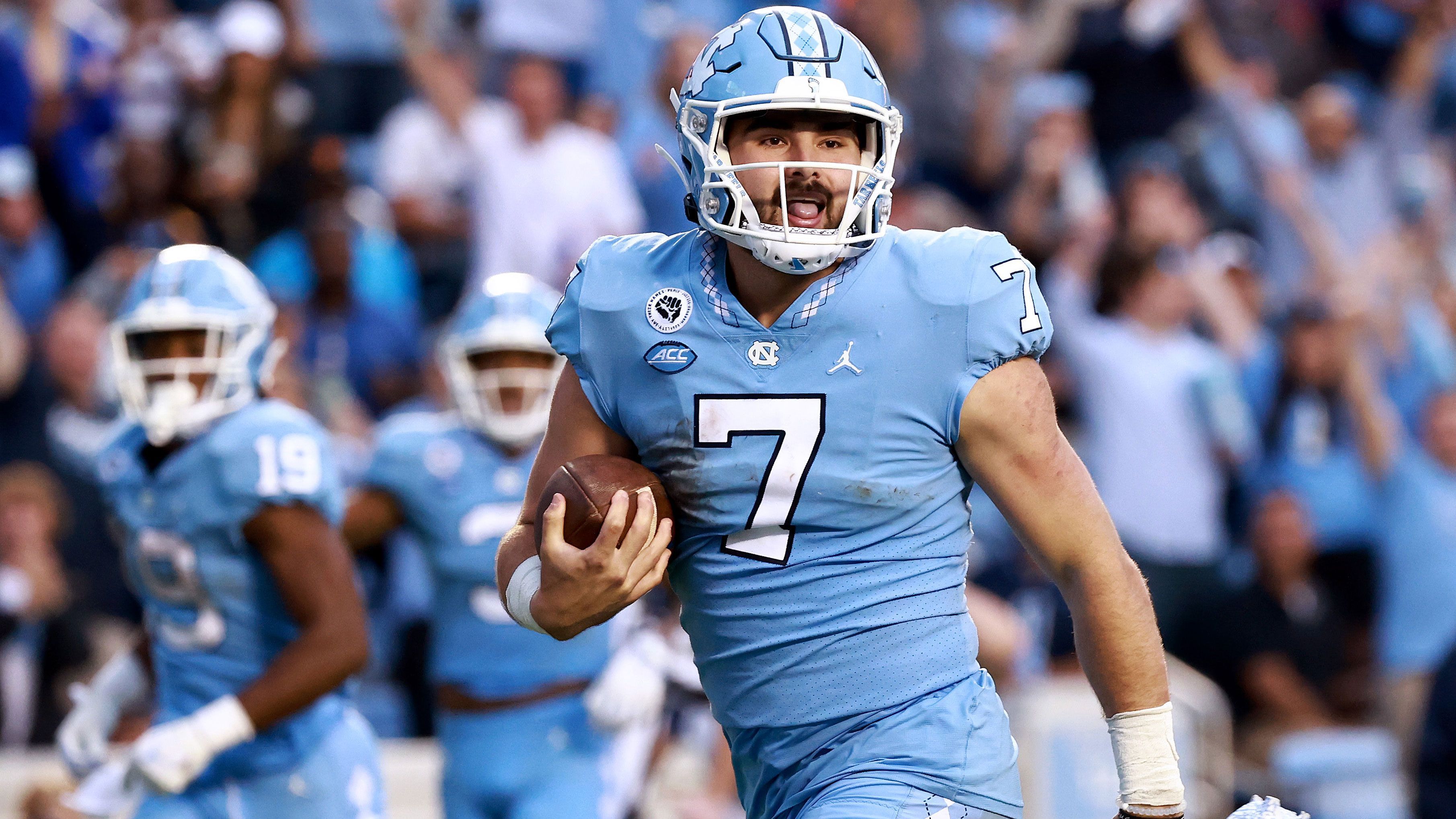 
                <strong>Sam Howell (North Carolina Tar Heels)</strong><br>
                Schon vor der Saison 2021 galt Howell als solide im Passing-Game, mittlerweile hat er sich aber auch als Läufer einen Namen gemacht. 828 Yards legte der 21-Jährige am Boden zurück, pro Versuch kam er auf durchschnittlich 4,5 Yards - ein Top-Wert für einen Quarterback. Howell besticht zudem durch eine gute Auffassungsgabe und ist in der Lage, den Ball vor allem aus der Pocket heraus auch über große Distanzen an den Mitspieler zu bringen. Gelegentlich hält er das Ei jedoch zu lange, auch an seiner Präzision und seinen Würfen aus der Bewegung muss er noch arbeiten. Ein Pick zu Beginn der zweiten Runde ist denkbar.
              