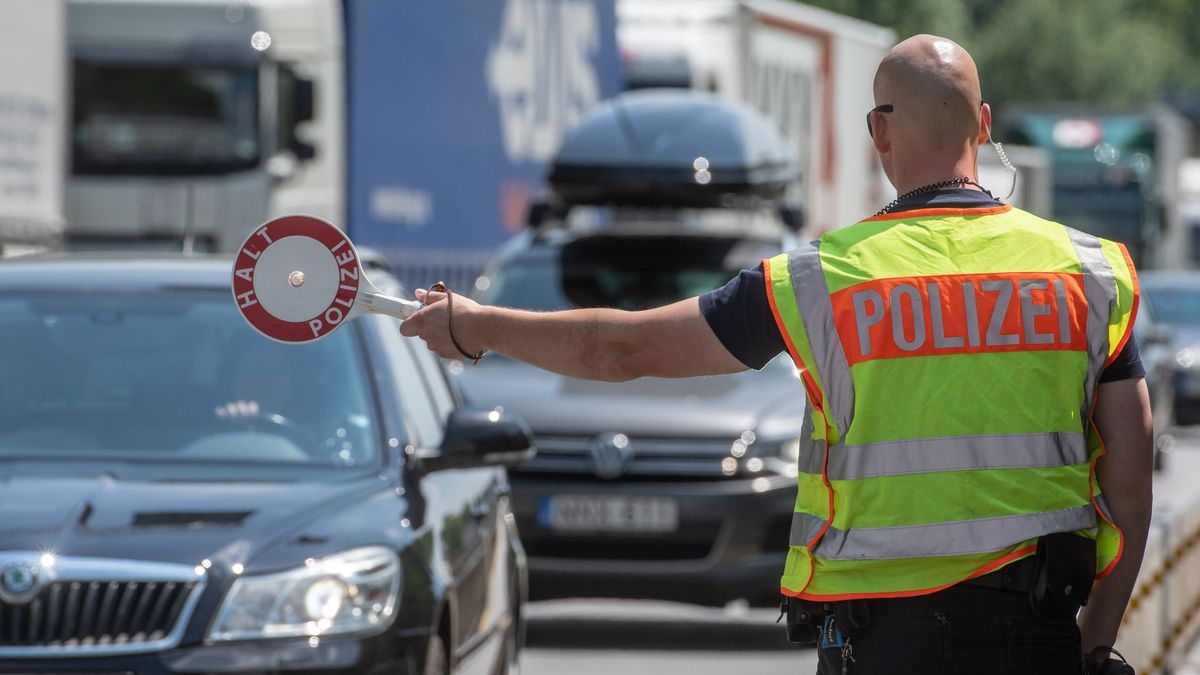 Viele Politiker:innen wünschen sich dauerhafte Grenzkontrollen in Deutschland, doch für die Polizei würde das eine enorme Mehrbelastung bedeuten. 