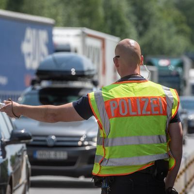 Viele Politiker:innen wünschen sich dauerhafte Grenzkontrollen in Deutschland, doch für die Polizei würde das eine enorme Mehrbelastung bedeuten. 