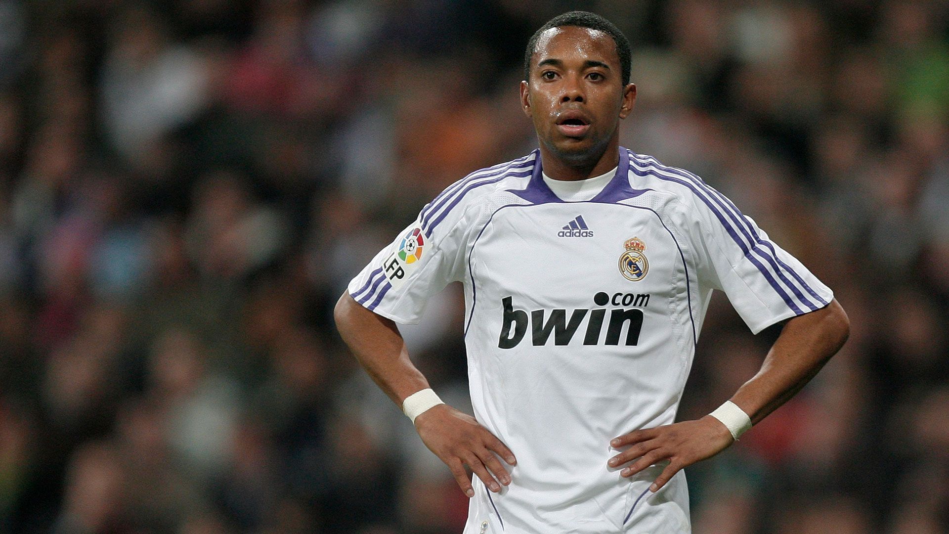 
                <strong>Robinho</strong><br>
                2005 verzauberte Robinho beim Confederations Cup in Deutschland die Fußballfans aus aller Welt mit seinen unwiderstehlichen Dribblings und blitzschnellen Übersteigern. Diese technische Finesse weckte Begehrlichkeiten. So schloss sich der Brasilianer noch im selben Sommer Real Madrid an. Die erhoffte glanzvolle Laufbahn bei den Königlichen blieb aus. Inzwischen ist Robinho ein verurteilter Straftäter, der aufgrund von Vergewaltigung in Italien zu neun Jahren Freiheitsstrafe verurteilt wurde. Da Robinho in seiner Heimat verweilt und Brasilien nicht an Italien ausliefert, befindet sich der einstige Wunderdribbler weiter auf freiem Fuß. 
              