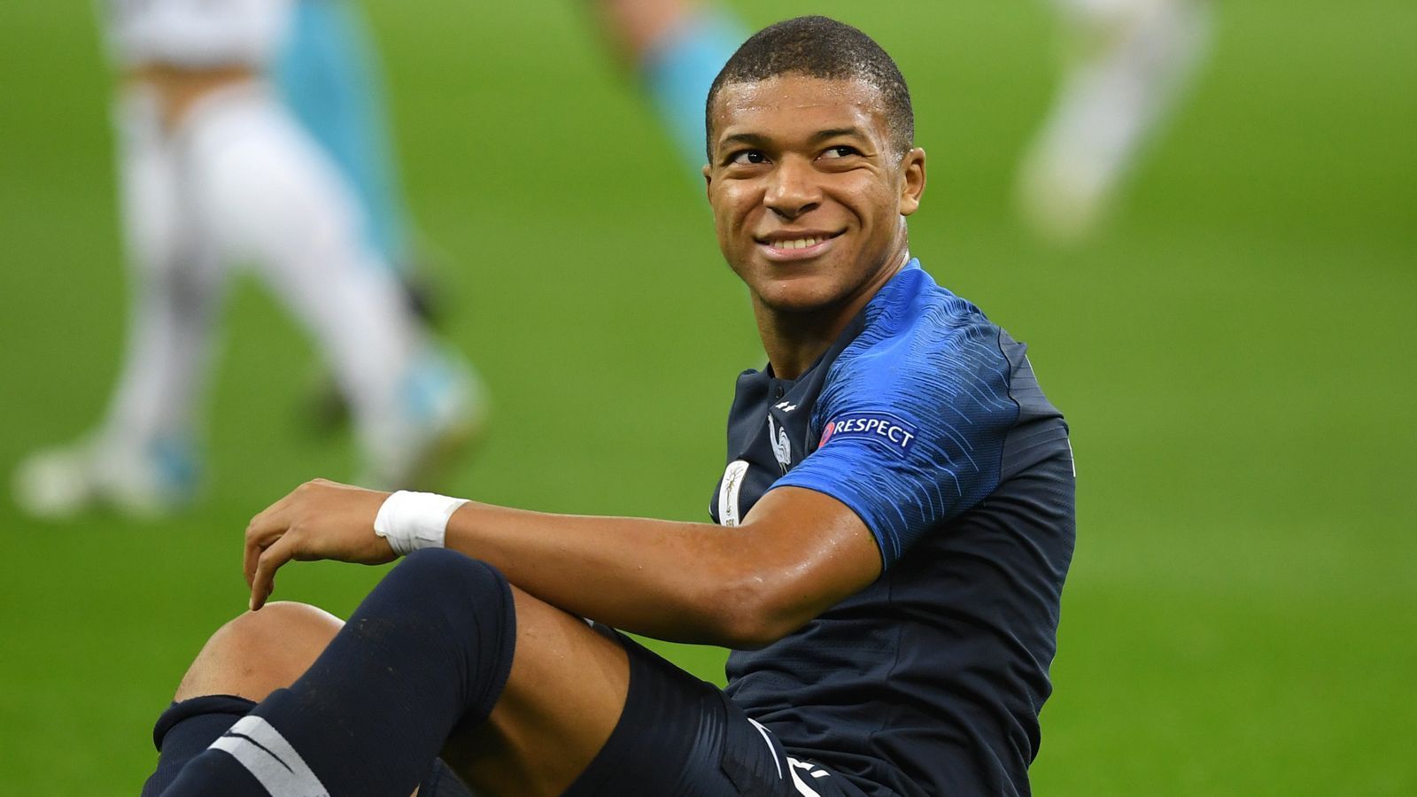 
                <strong>Kylian Mbappe (Frankreich)</strong><br>
                Lässt zu Beginn die deutsche Hintermannschaft nach einem Sololauf über das halbe Feld alt aussehen, seine Hereingabe findet aber keinen Abnehmer. Ist durch seine Schnelligkeit ein Dauer-Gefahrenherd für die DFB-Elf. Kurz vor der Pause fehlen ihm nach einer Flanke von Griezmann nur Zentimeter zum Ausgleich. Hat kurz nach Wiederanpfiff die große Chance zum 1:1, er scheitert aber am stark parierenden Neuer. ran-Note: 2
              