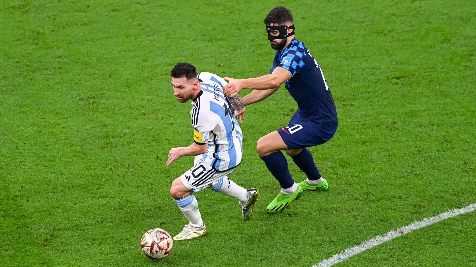 
                <strong>Mirror (England)</strong><br>
                "Messi-Masterclass"
              