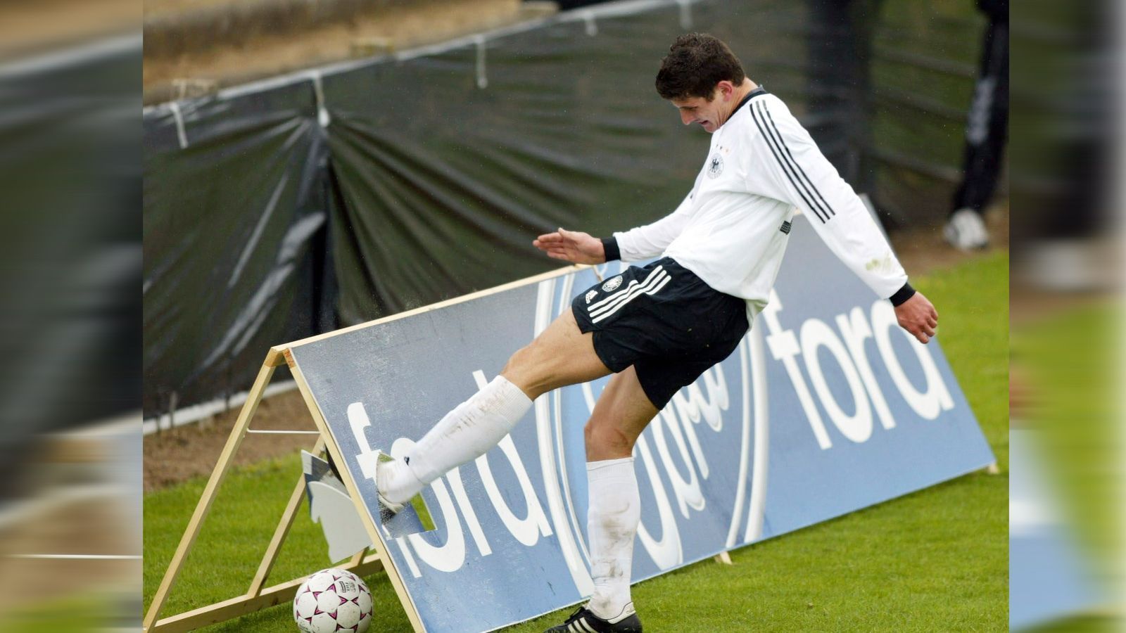 
                <strong>Mario Gomez</strong><br>
                Mario Gomez bei der U17-EM 2002. Hier musste die Werbebande nach vertaner Torchance leiden.
              