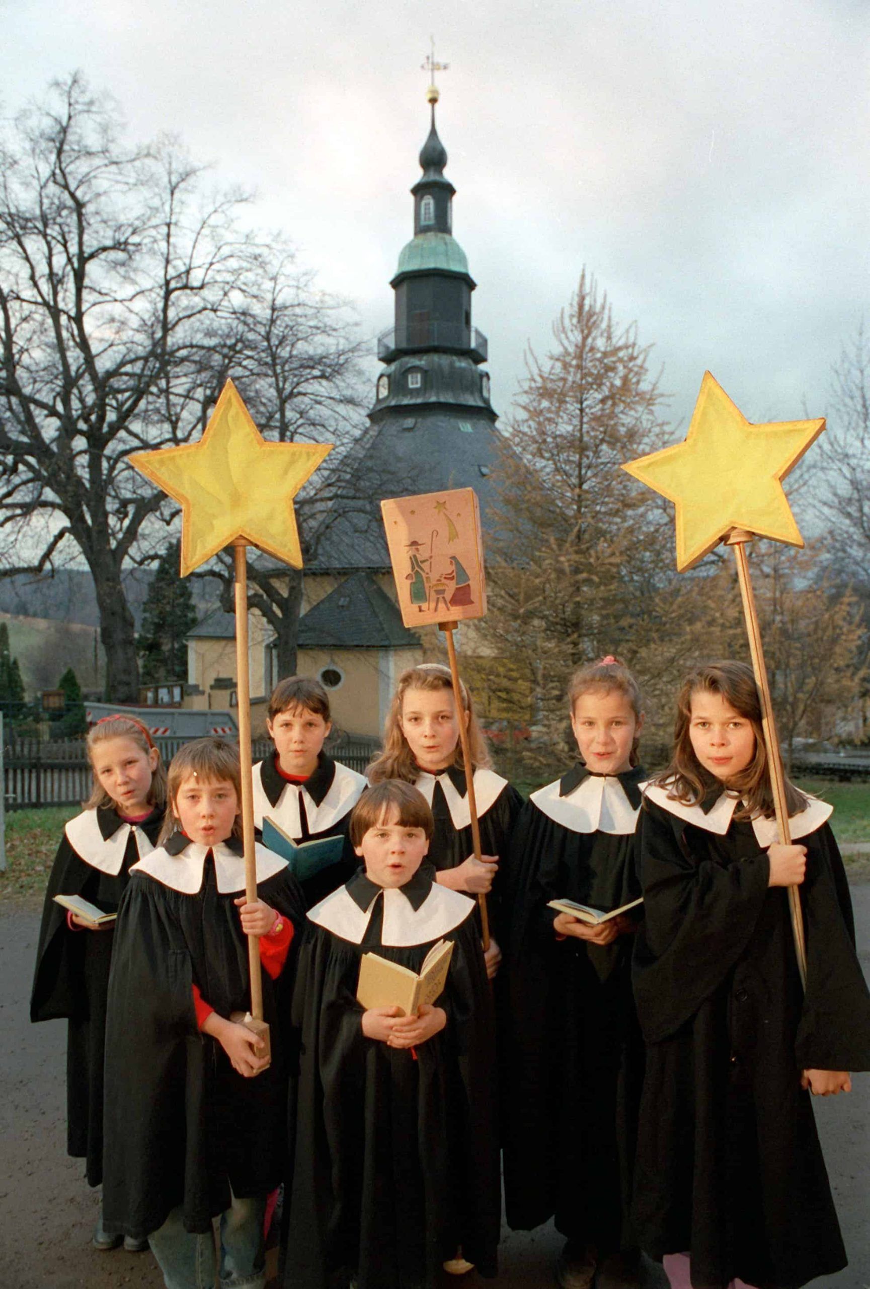 Das Adventssingen gehört weltweit zu den ältesten Traditionen in der Vorweihnachtszeit. In der Erzgebirgsgemeinde Seiffen singt der Kinderchor in der Adventszeit seit über 100 Jahren die Kurrende.