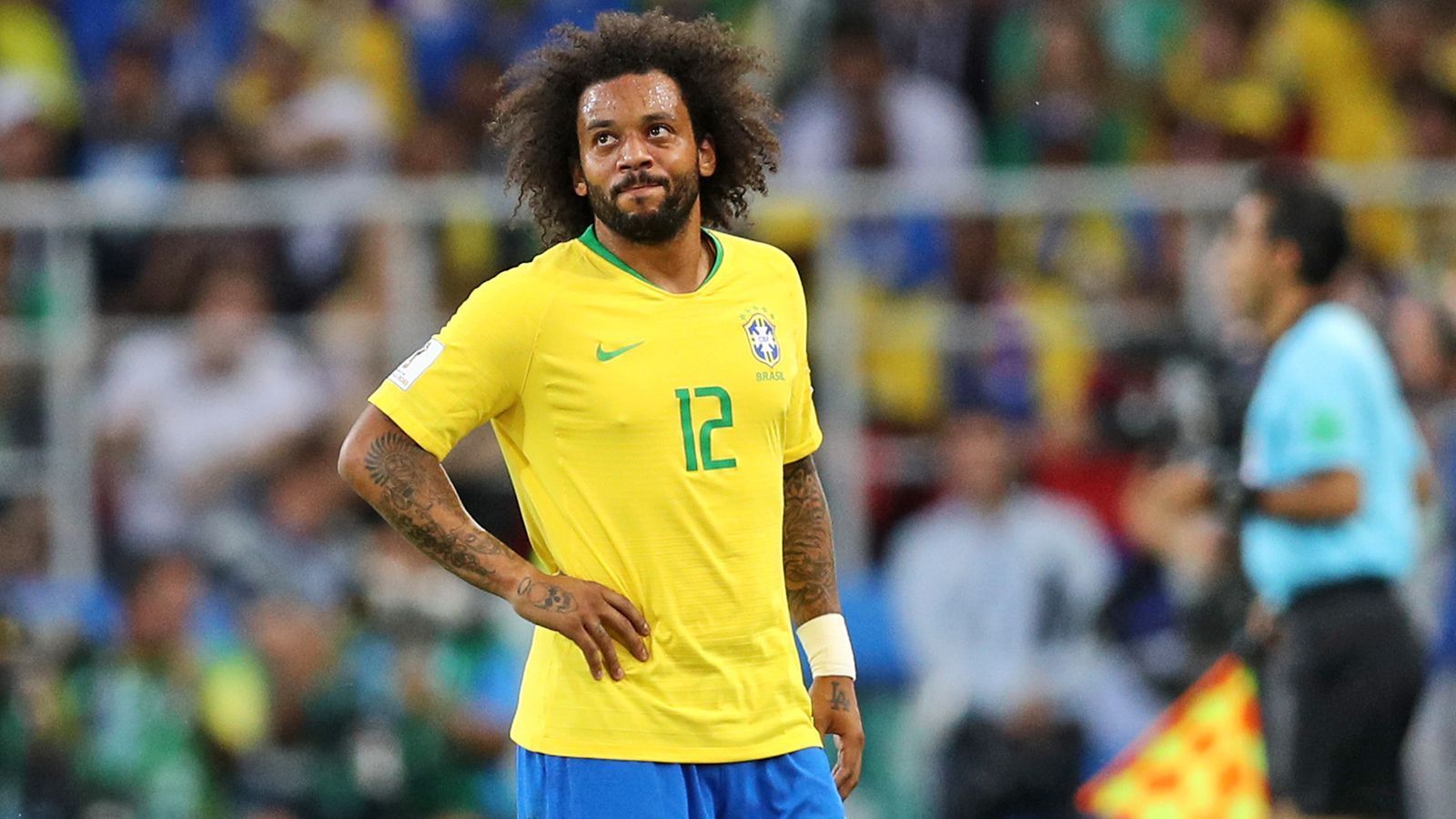 
                <strong>Marcelo-Verletzung wegen Hotelmatratze?</strong><br>
                Im abschließenden WM-Gruppenspiel der Brasilianer gegen Serbien musste Linksverteidiger Marcelo schon in der zehnten Minute ausgewechselt werden. Grund dafür: ein verspannter Muskel im Wirbelbereich. Marcelo wurde durch Filipe Luis ersetzt. Ob es für den 30-Jährigen für das WM-Achtelfinale gegen Mexiko reicht, wollte der brasilianische Mannschaftsarzt Rodrigo Lasmar einen Tag nach Abschluss der Gruppenphase noch nicht sagen: "Es ist noch zu früh, um eine Vorhersage zu geben." Dafür erklärte Lasmar aber, welche Ursache er für die Marcelo-Beschwerden vermutet: "Es könnte mit der Matratze im Hotelbett zusammen hängen." Ist Marcelos Matratze zu hart oder zu weich für einen entspannten Schlaf? Wenn ja, finden die Team-Betreuer sicher schnell eine Lösung, damit er und seine Mannschaftskollegen weiterhin ganz friedlich vom WM-Titel träumen können. 
              