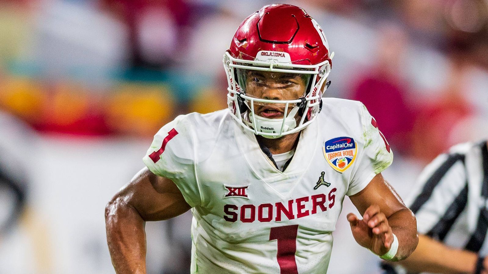 
                <strong>Kyler Murray (Quarterback/Oklahoma)</strong><br>
                Wir sind nach dem ganzen Bohei im Vorfeld gespannt, wo Murray denn nun landen wird. Er wollte bekanntlich bei den Oakland Athletic eine Baseball-Karriere starten, versucht sich nun aber auch im NFL-Draft. Der ganze Hype um den Heisman-Gewinner wird bei seiner Größe widergespiegelt, denn die gilt für viele als Ausschlusskriterium für einen frühen Pick: Sein College stellte nun klar, dass er (mit Socken) als 5 Fuß und 9 7/8 Inches groß vermessen wurde. Umgerechnet rund 1,77 Meter also. Von einem Nummer-1-, über einen Top-Ten- bis zu einem Zweitrunden-Pick ist bei den frühen Spekulationen alles dabei. Er kam 2018 auf 4361 Yards, 42 Touchdowns und eine Completion Percentage von 69 Prozent. Es ist fraglos eine der spannendsten Personalien beim Combine, wo er der versammelten NFL vor allem die sicher zahlreichen Fragen nach seinen körperlichen Voraussetzungen beantworten will.
              