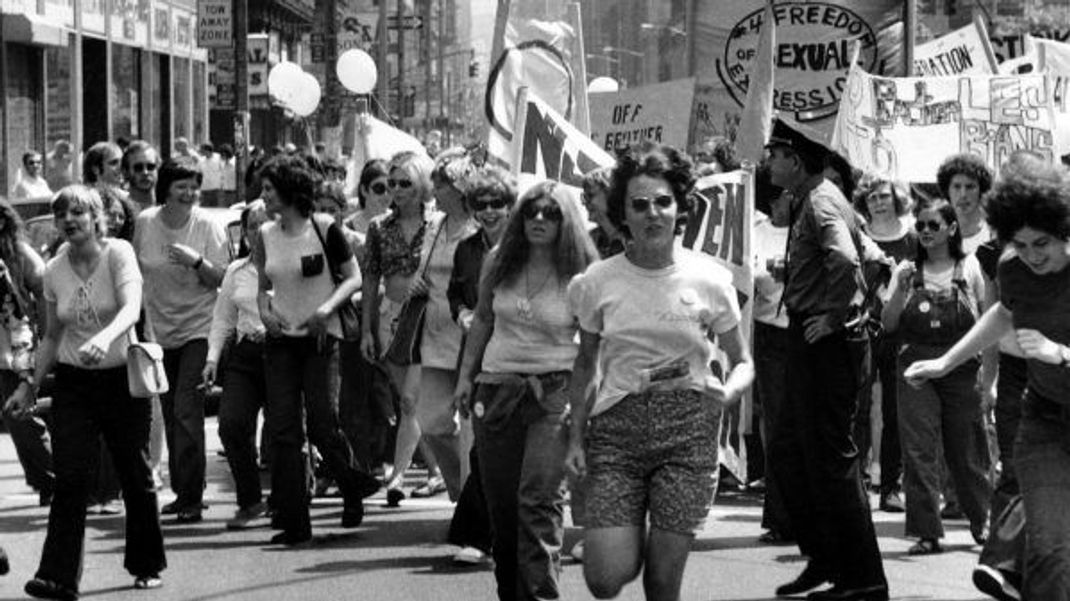 Am 27. Juni 1971 feiern in New York bereits über 3.000 Menschen die Gay-Pride-Parade.