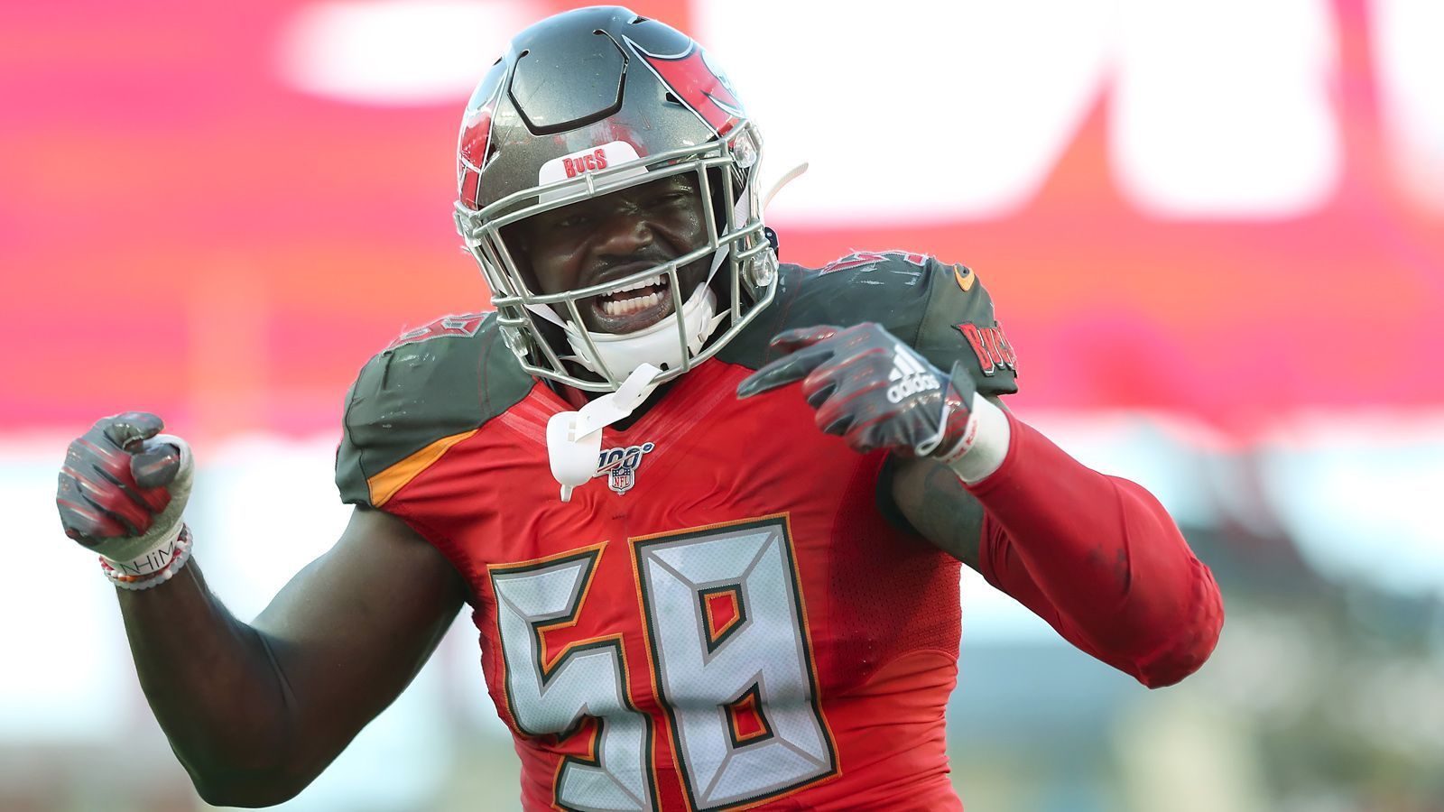 
                <strong>Defensive Player of the Year: Shaquil Barrett (Tampa Bay Buccaneers)</strong><br>
                Shaquil Barrett ist die vielleicht größte Überraschung der Saison. Der Linebacker der Tampa Bay Buccaneers ist mit 10,5 Sacks der Spitzenreiter der NFL. Im Jahre 2014 ungedrafted in die NFL gelangt, kam er bei den Denver Broncos im Schatten von Von Miller nie über die Rolle des Ergänzungsspielers hinaus. Bei den Buccaneers startete der 26-Jährige nun sofort durch. Einziger Makel: neun seiner 10,5 Sacks kamen in den ersten vier Wochen zustande, in den folgenden Partien "nur" noch 1,5. Barrett müsste also in der zweiten Saisonhälfte noch einmal Gas geben, um auch am Saisonende der Defensive Player of the Year zu sein.  
              